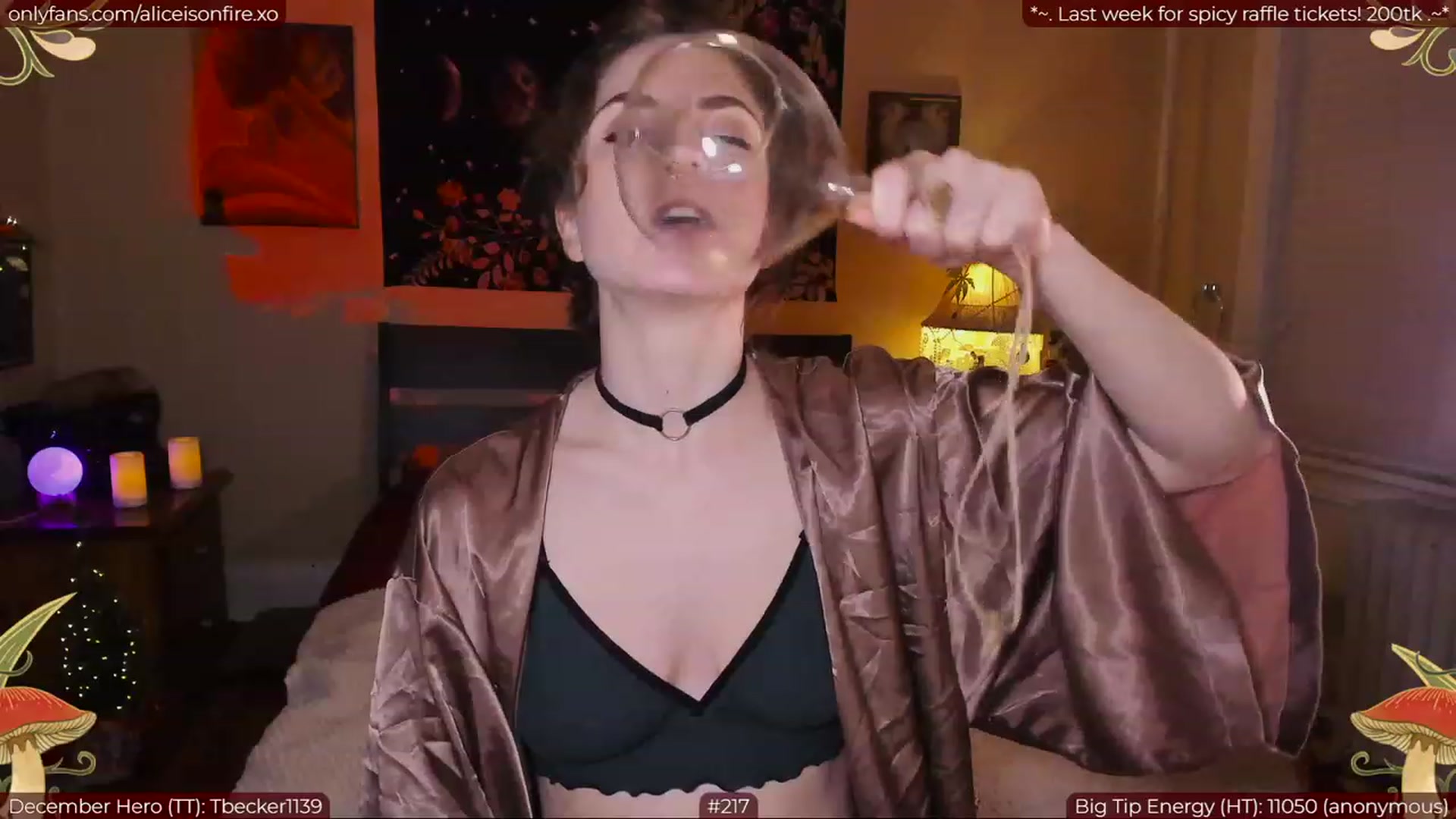 Gallery image thumbnail from aliceisonfire's myfreecams stream on, 12/28/2022, 08:22 image 8 of 20