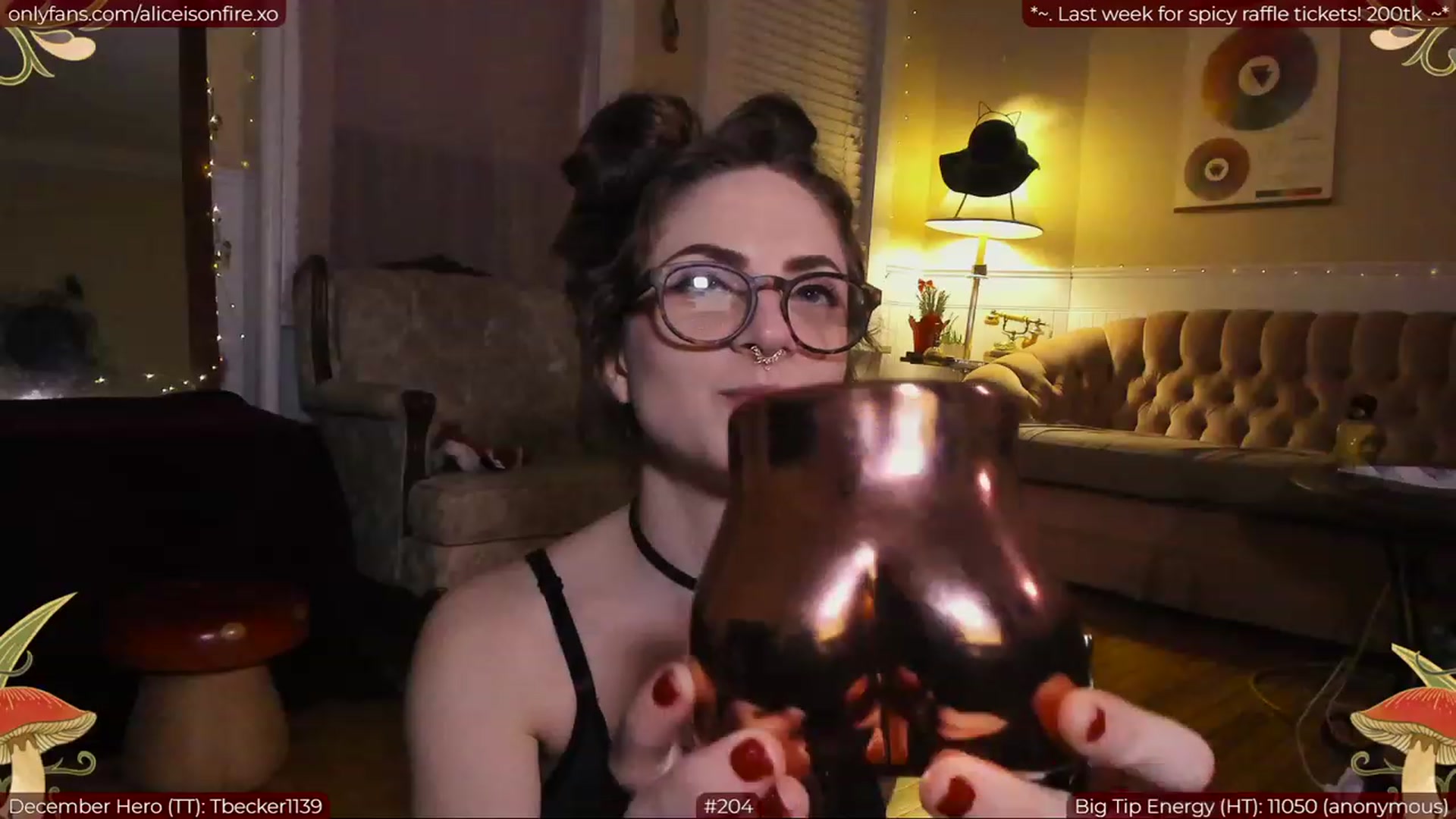 Gallery image thumbnail from aliceisonfire's myfreecams stream on, 12/28/2022, 09:40 image 13 of 20