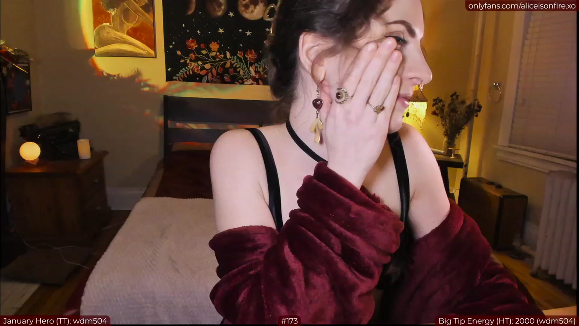 Gallery image thumbnail from aliceisonfire's myfreecams stream on, 01/28/2023, 10:40 image 3 of 20