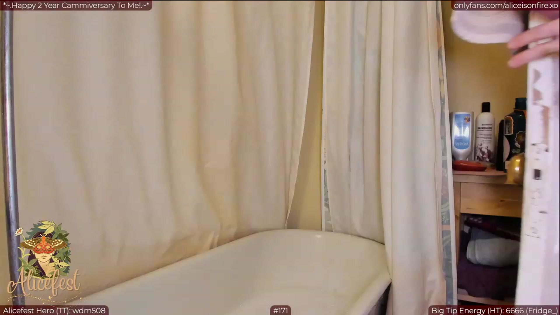 Gallery image thumbnail from aliceisonfire's myfreecams stream on, 03/29/2023, 06:18 image 14 of 20