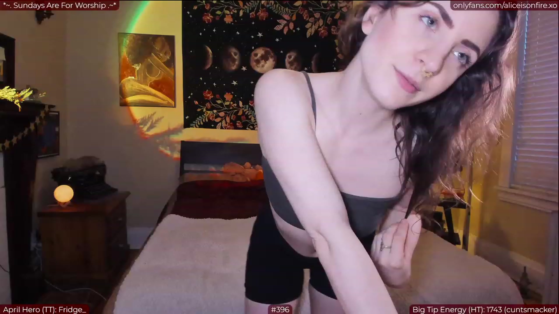 Gallery image thumbnail from aliceisonfire's myfreecams stream on, 04/24/2023, 01:30 image 15 of 20
