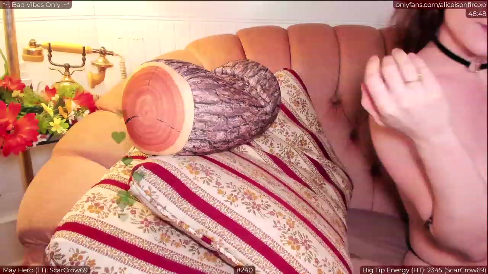 Gallery image thumbnail from aliceisonfire's myfreecams stream on, 05/25/2023, 08:15 image 15 of 20