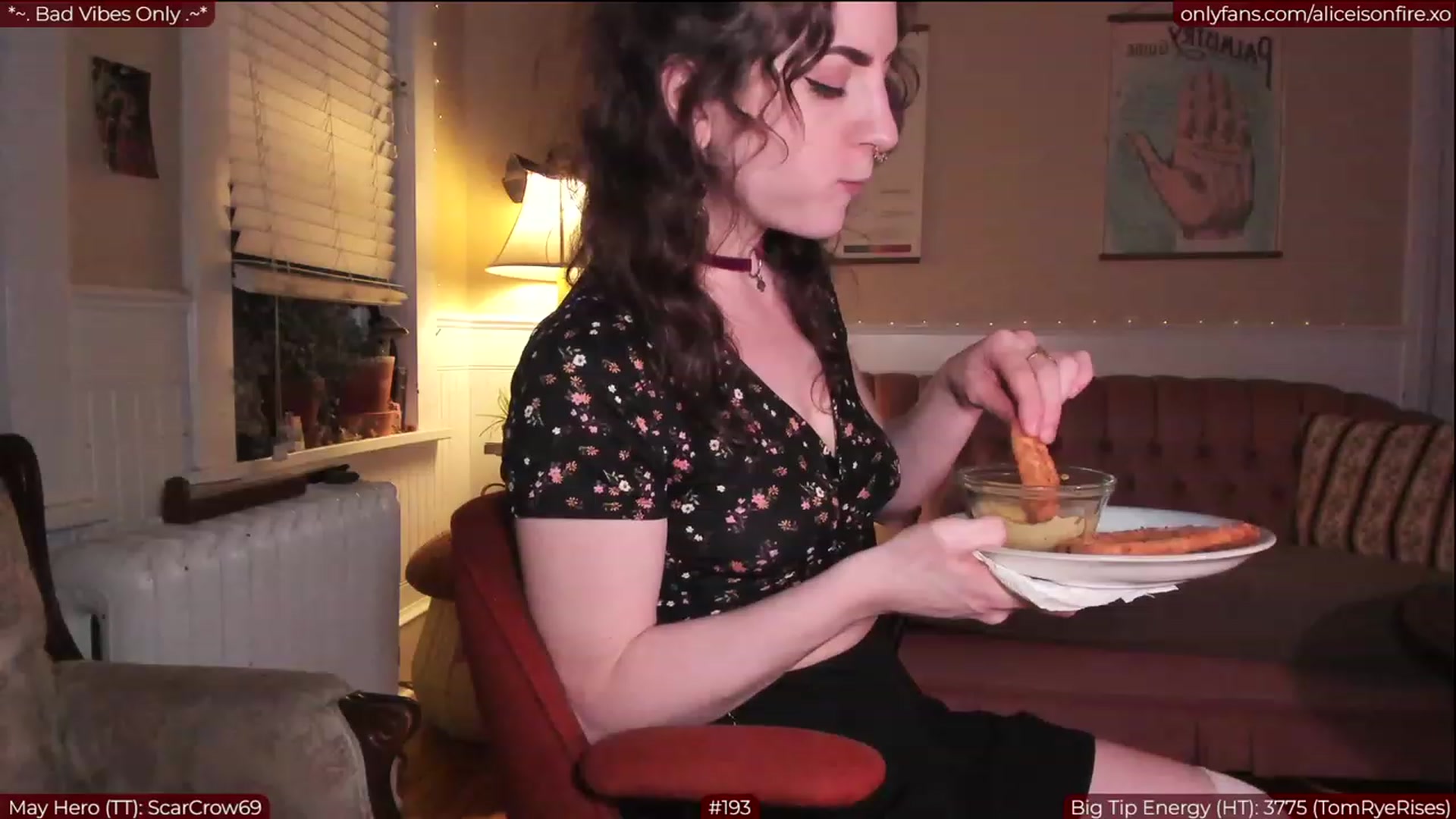 Gallery image thumbnail from aliceisonfire's myfreecams stream on, 05/26/2023, 06:33 image 14 of 20