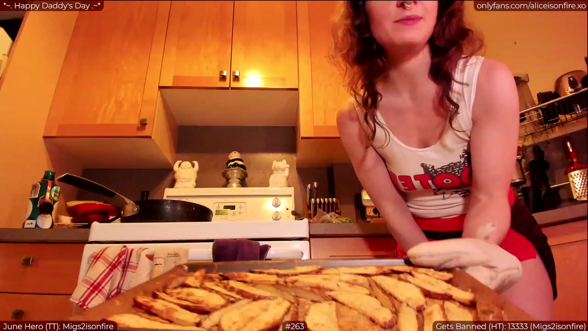 Gallery image thumbnail from aliceisonfire's myfreecams stream on, 06/19/2023, 04:05 image 7 of 20