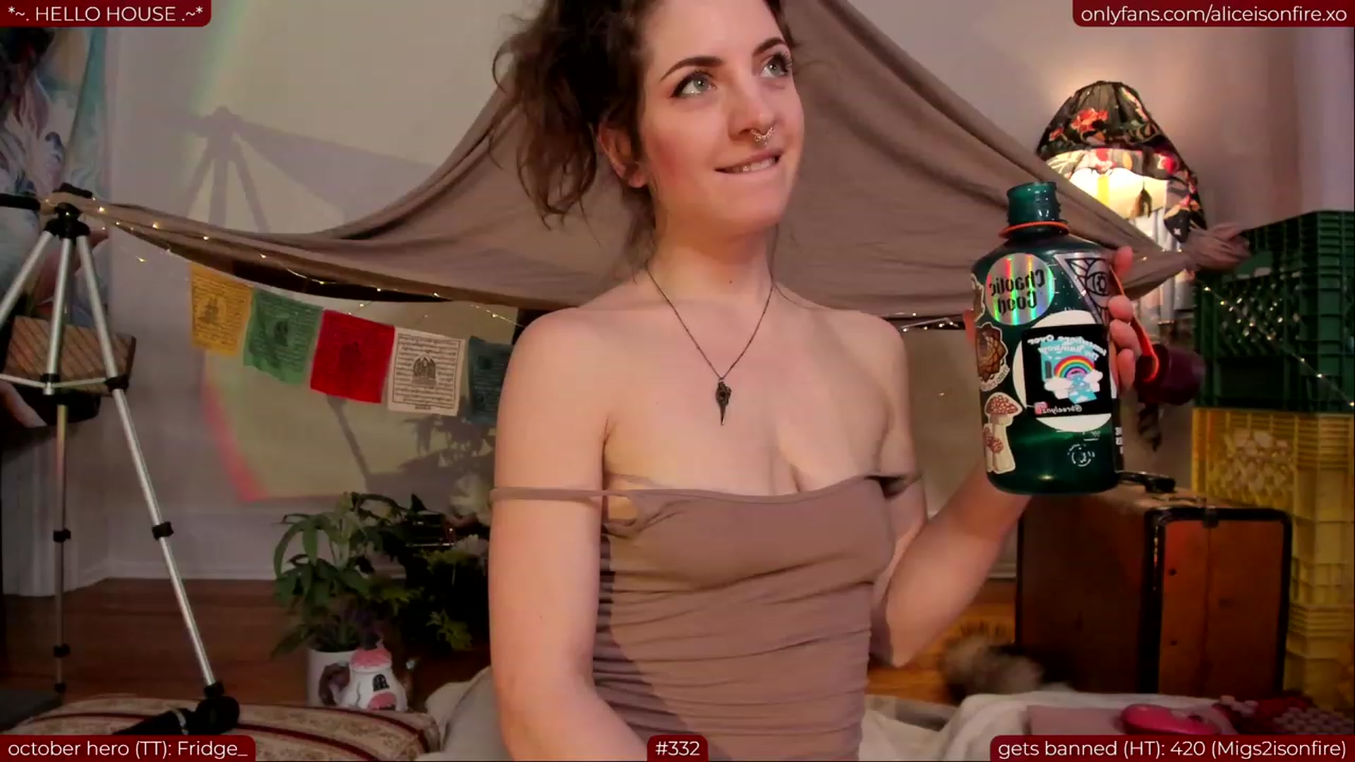 Gallery image thumbnail from aliceisonfire's myfreecams stream on, 10/29/2023, 24:43 image 3 of 20