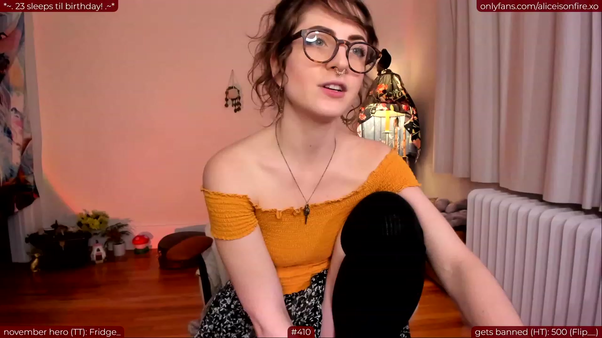 Gallery image thumbnail from aliceisonfire's myfreecams stream on, 11/14/2023, 07:15 image 3 of 20