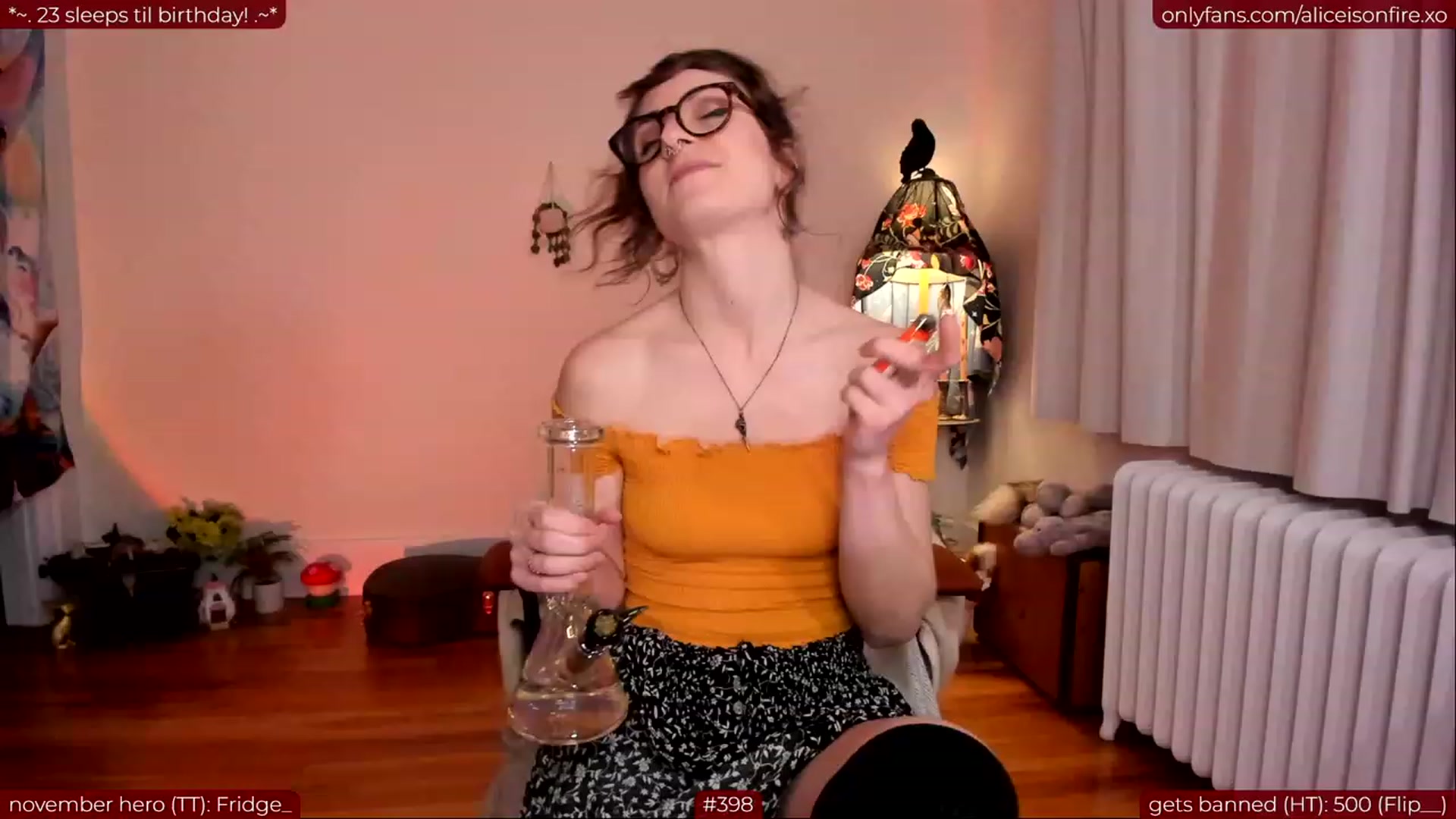 Gallery image thumbnail from aliceisonfire's myfreecams stream on, 11/14/2023, 07:15 image 18 of 20