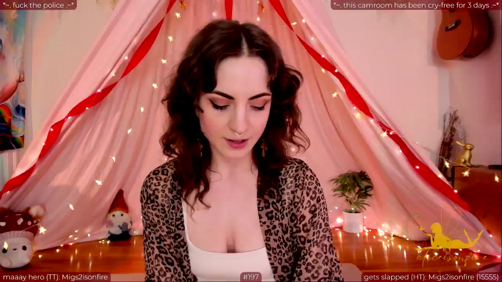 Gallery image thumbnail from aliceisonfire's myfreecams stream on, 05/20/2024, 09:29 image 9 of 20
