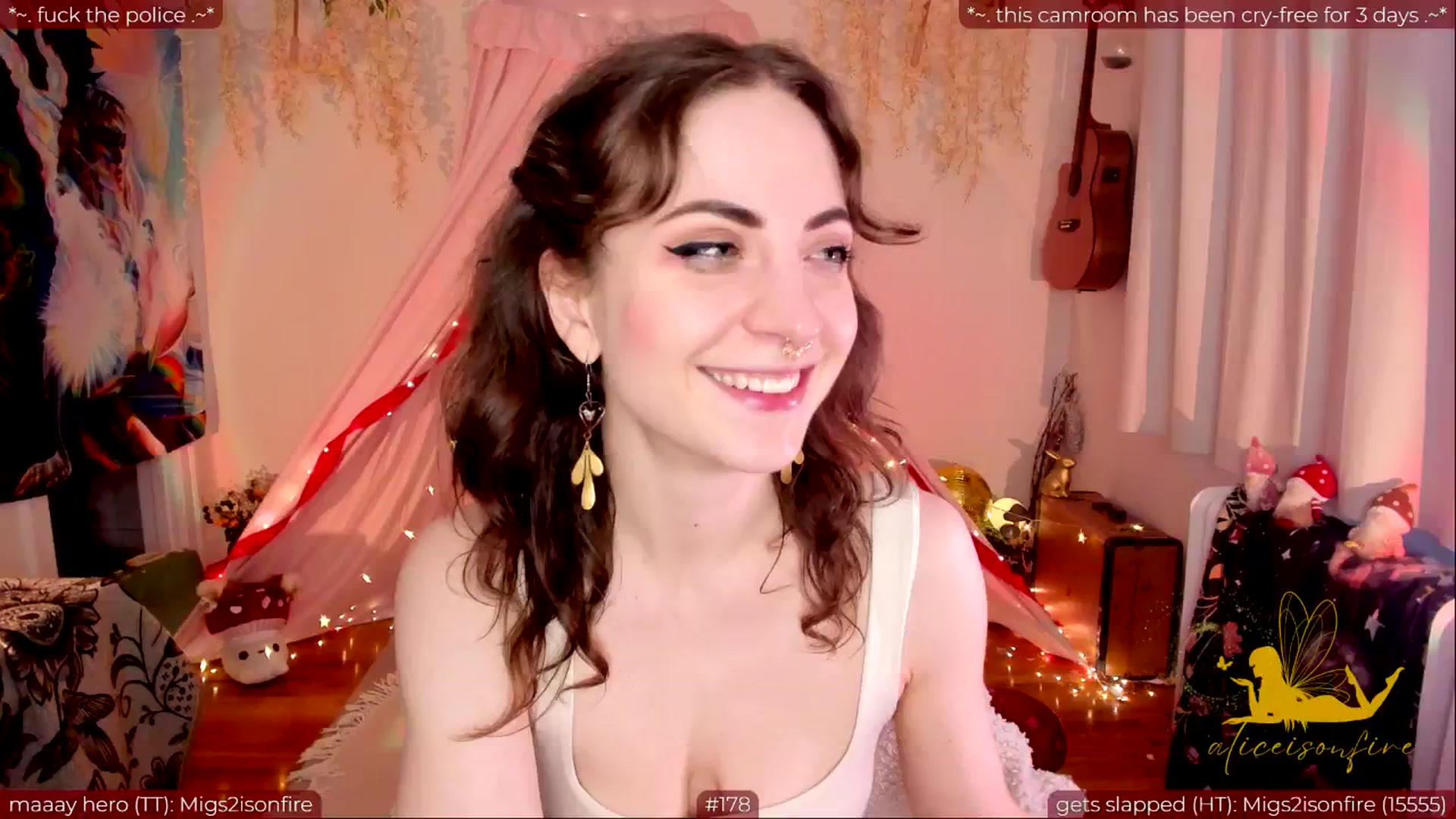 Gallery image thumbnail from aliceisonfire's myfreecams stream on, 05/20/2024, 11:38 image 16 of 20
