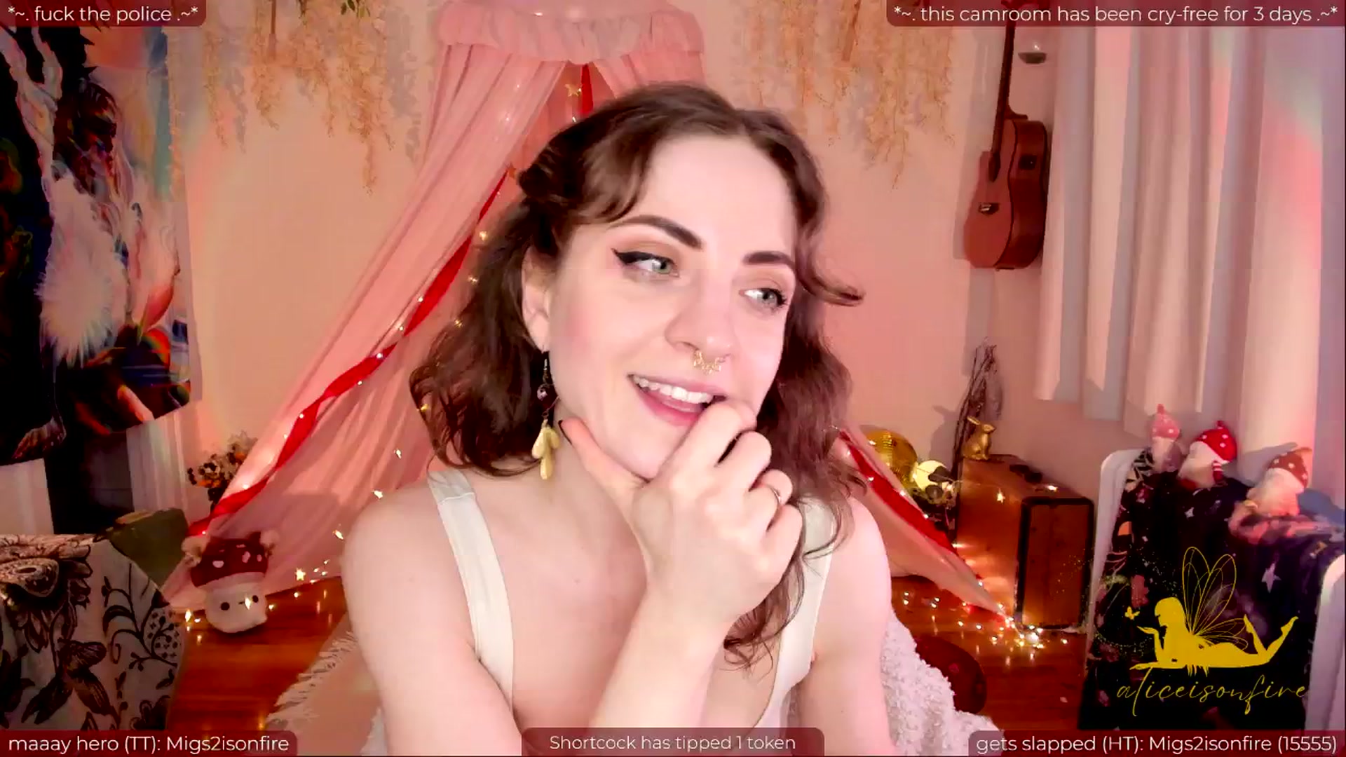 Gallery image thumbnail from aliceisonfire's myfreecams stream on, 05/20/2024, 11:38 image 14 of 20