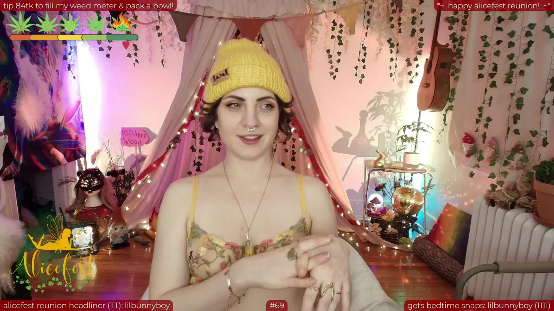 Gallery image thumbnail from aliceisonfire's myfreecams stream on, 06/23/2025, 13:31 image 17 of 20