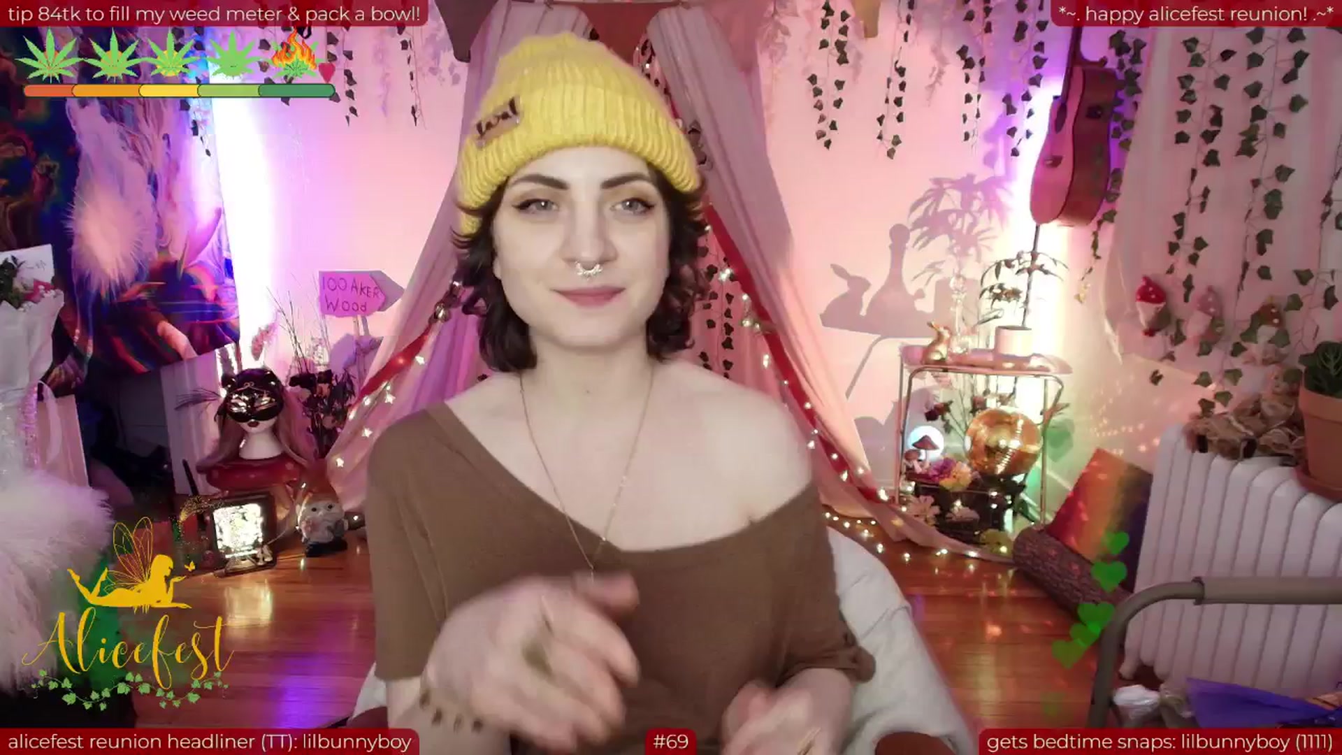 Gallery image thumbnail from aliceisonfire's myfreecams stream on, 06/23/2025, 13:31 image 6 of 20