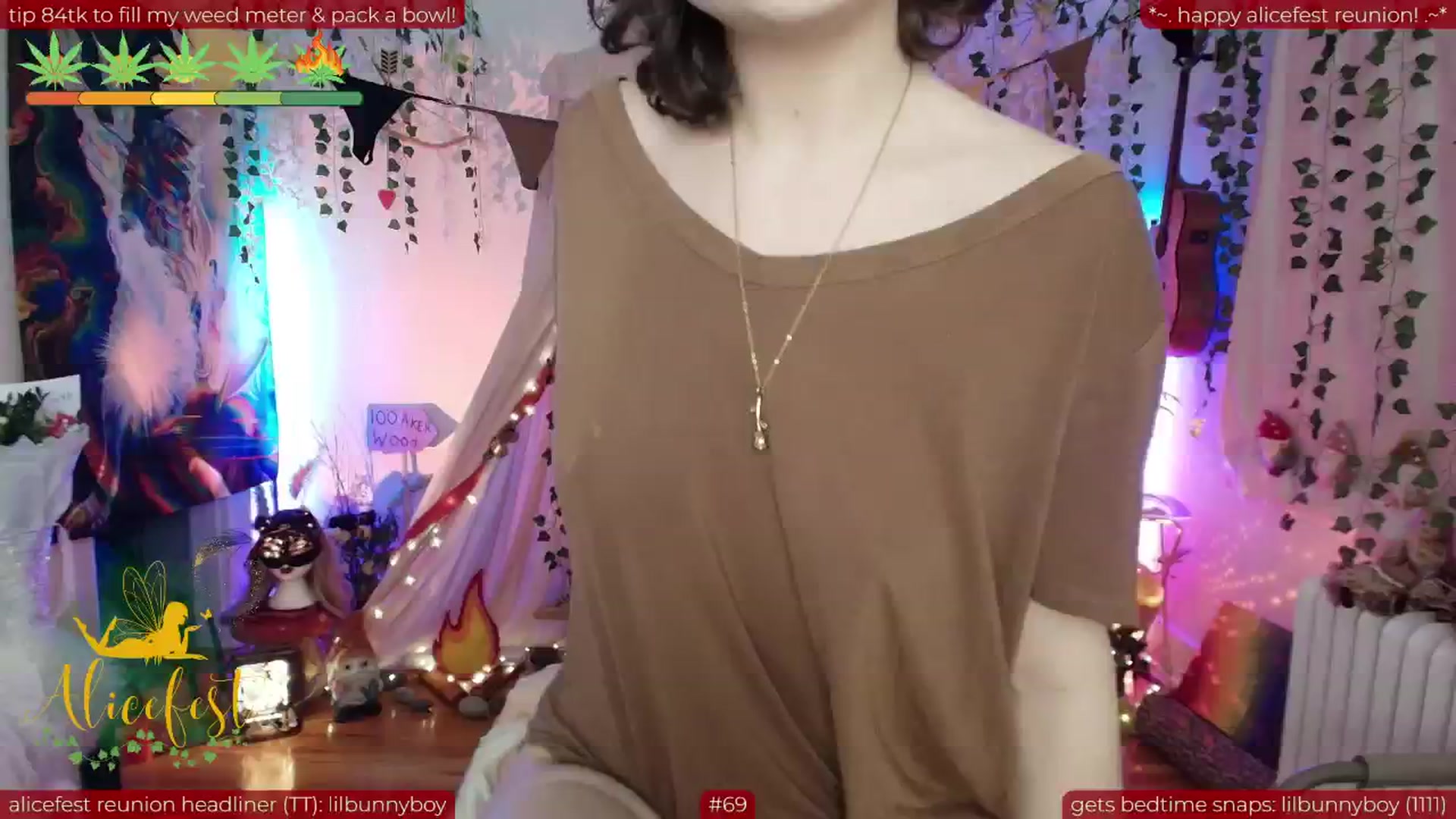 Gallery image thumbnail from aliceisonfire's myfreecams stream on, 06/23/2025, 13:31 image 5 of 20