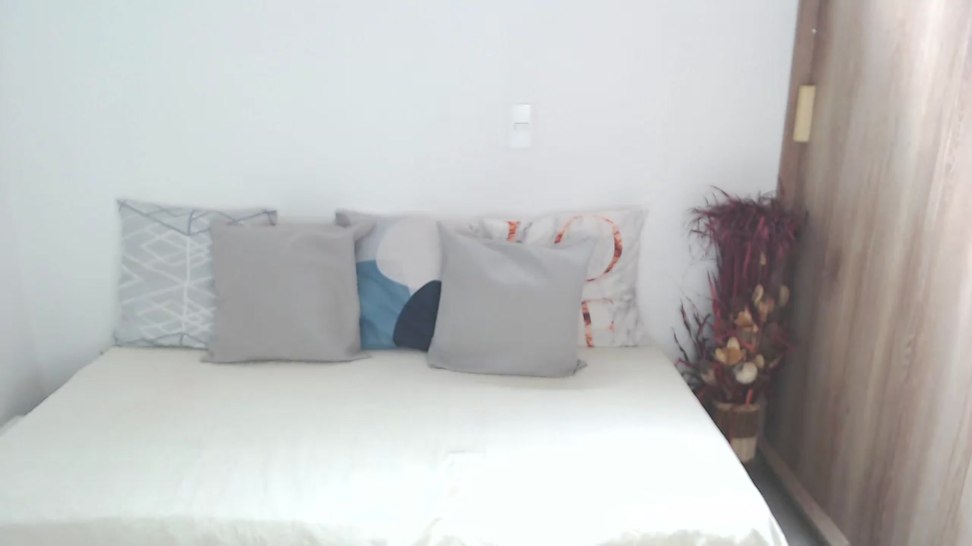 Gallery image thumbnail from alizStuar's myfreecams stream on, 08/14/2024, 20:21 image 8 of 20