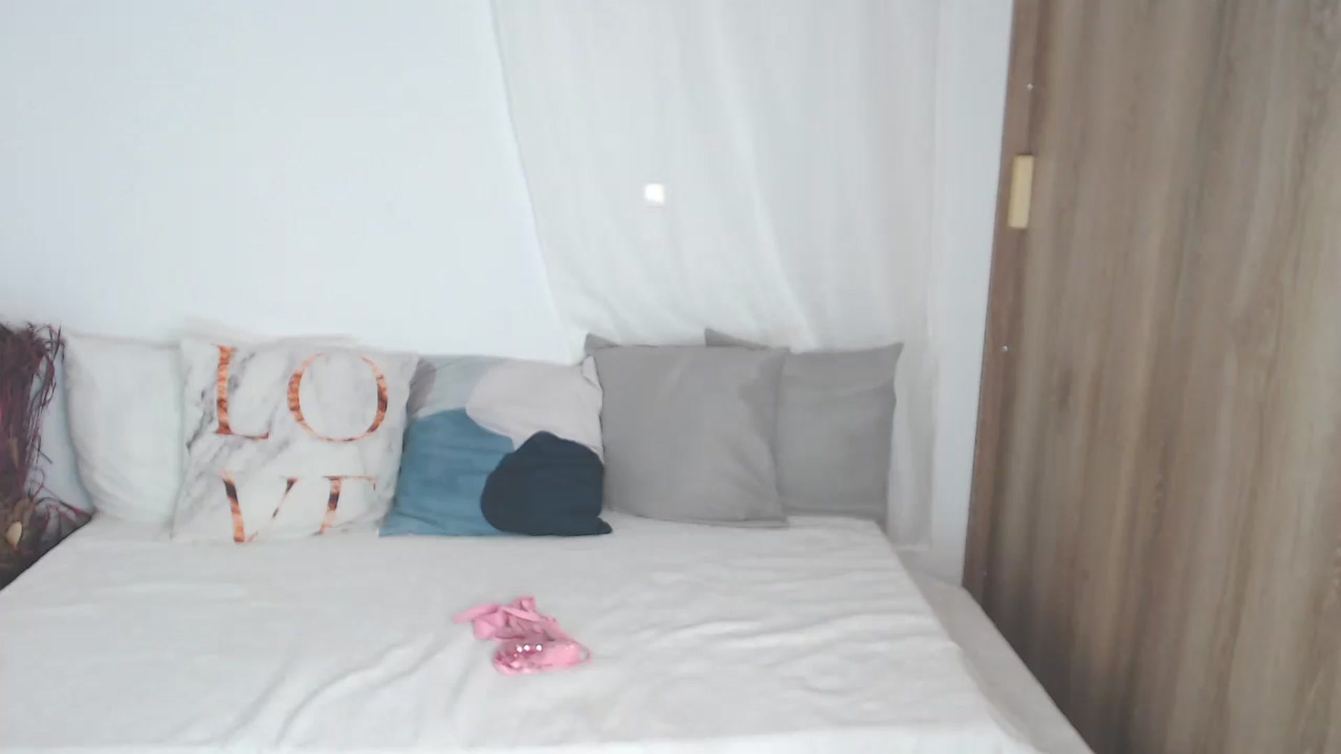 Gallery image thumbnail from alizStuar's myfreecams stream on, 12/18/2024, 24:31 image 10 of 20