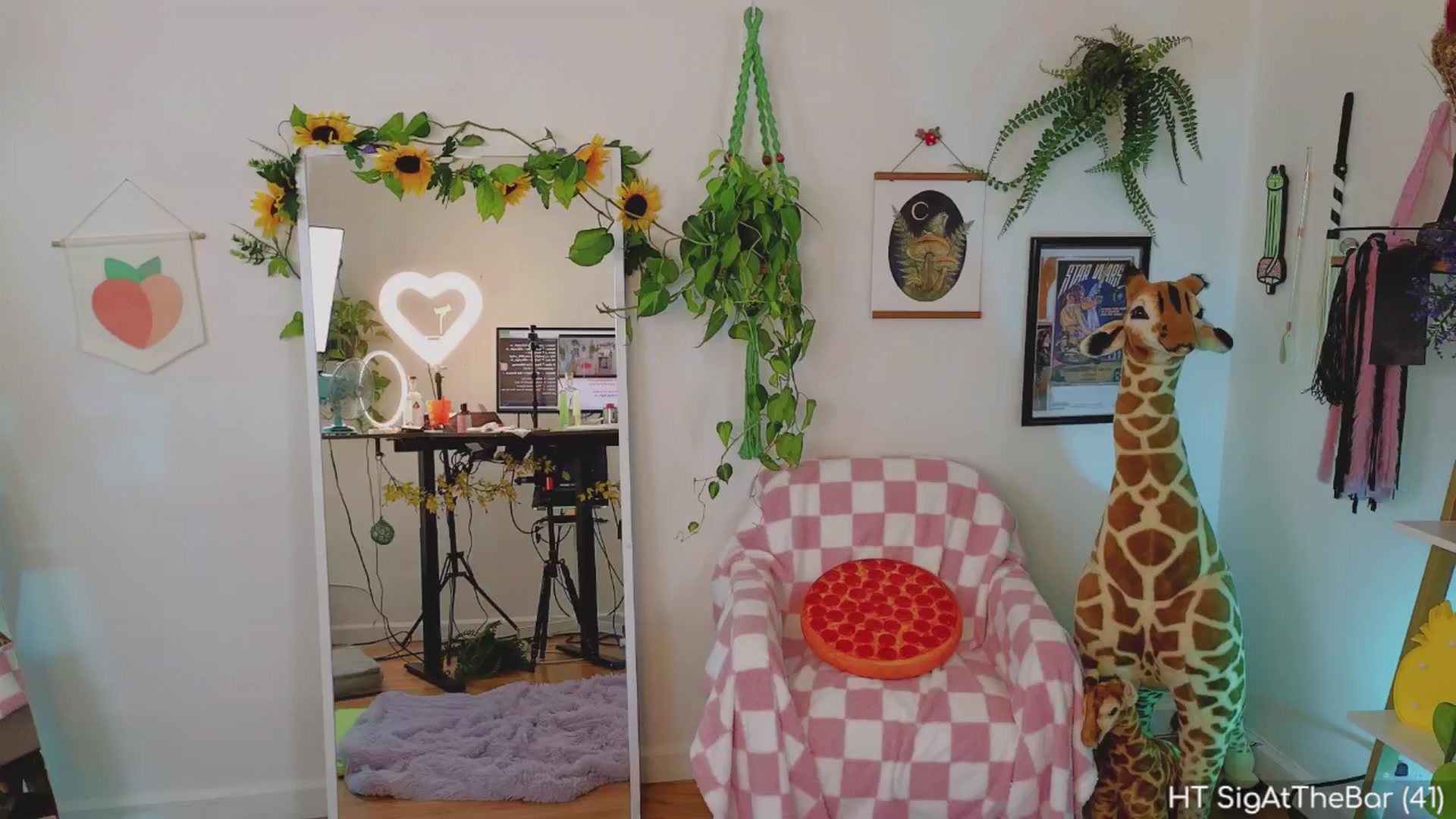 Gallery image thumbnail from alli_leigh's myfreecams stream on, 08/05/2024, 24:53 image 1 of 20
