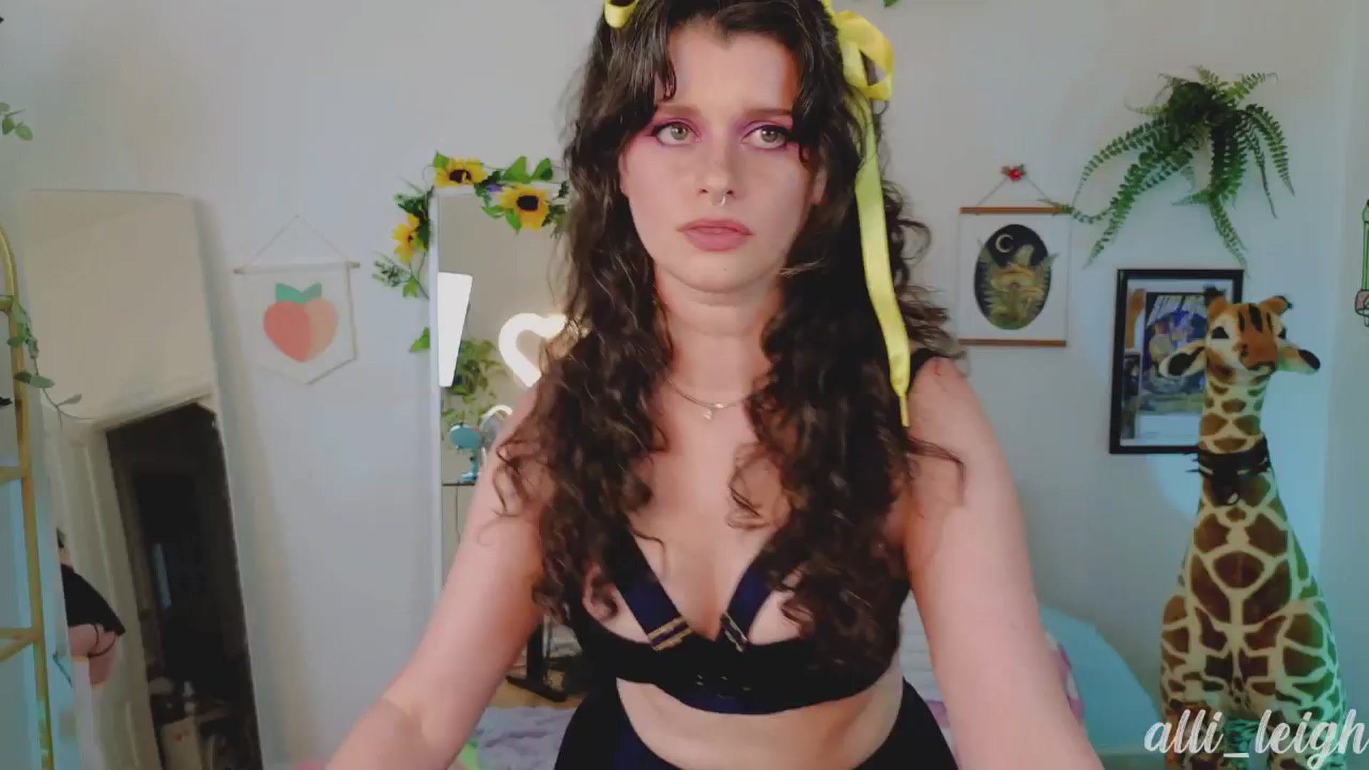 Gallery image thumbnail from alli_leigh's myfreecams stream on, 08/07/2024, 24:01 image 12 of 20
