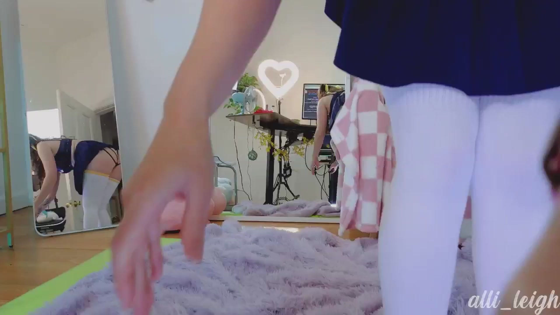 Gallery image thumbnail from alli_leigh's myfreecams stream on, 08/07/2024, 24:01 image 17 of 20