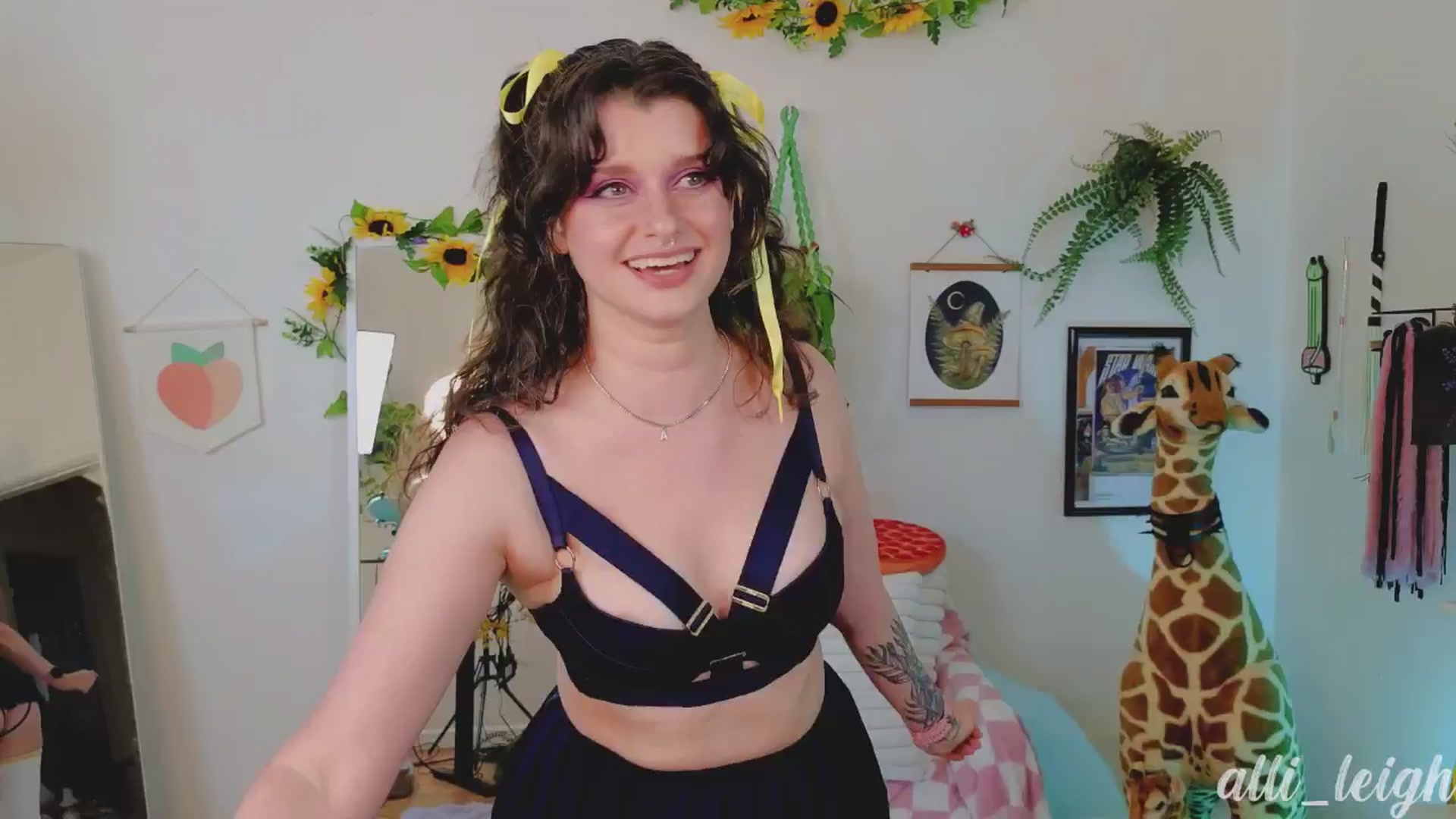 Gallery image thumbnail from alli_leigh's myfreecams stream on, 08/07/2024, 24:01 image 8 of 20