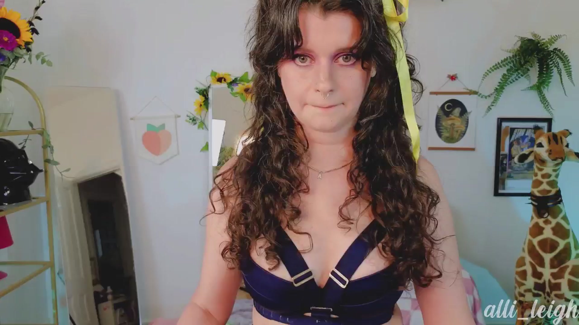 Gallery image thumbnail from alli_leigh's myfreecams stream on, 08/07/2024, 24:01 image 16 of 20