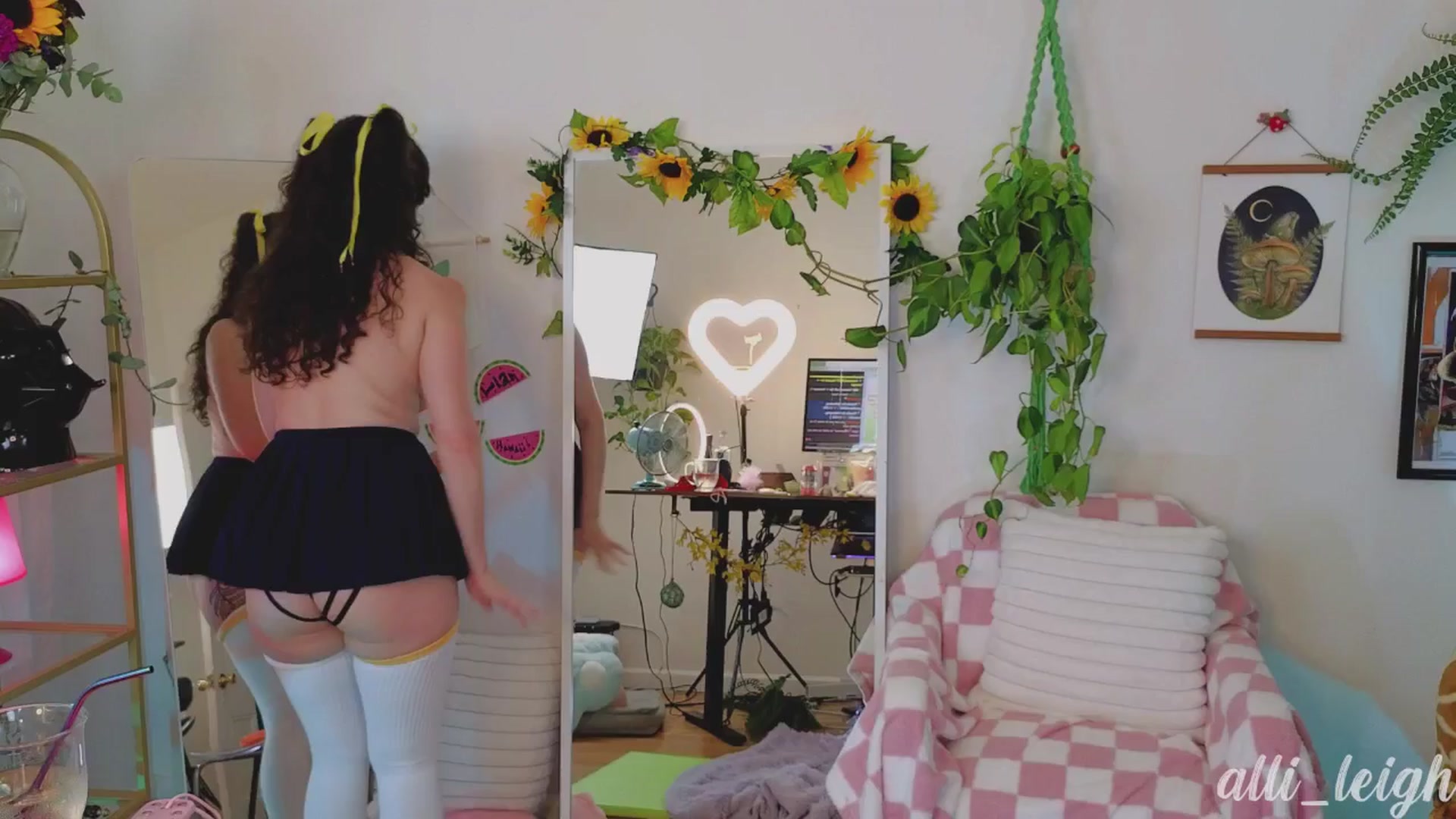 Gallery image thumbnail from alli_leigh's myfreecams stream on, 08/07/2024, 02:10 image 9 of 20