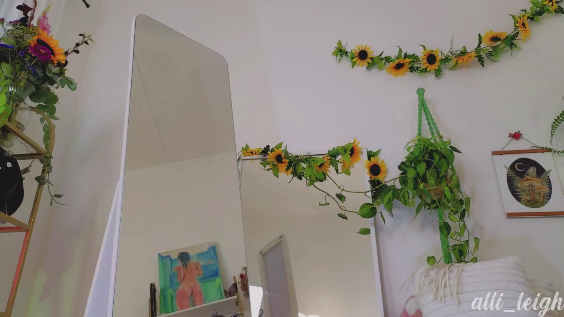 Gallery image thumbnail from alli_leigh's myfreecams stream on, 08/09/2024, 24:27 image 15 of 20