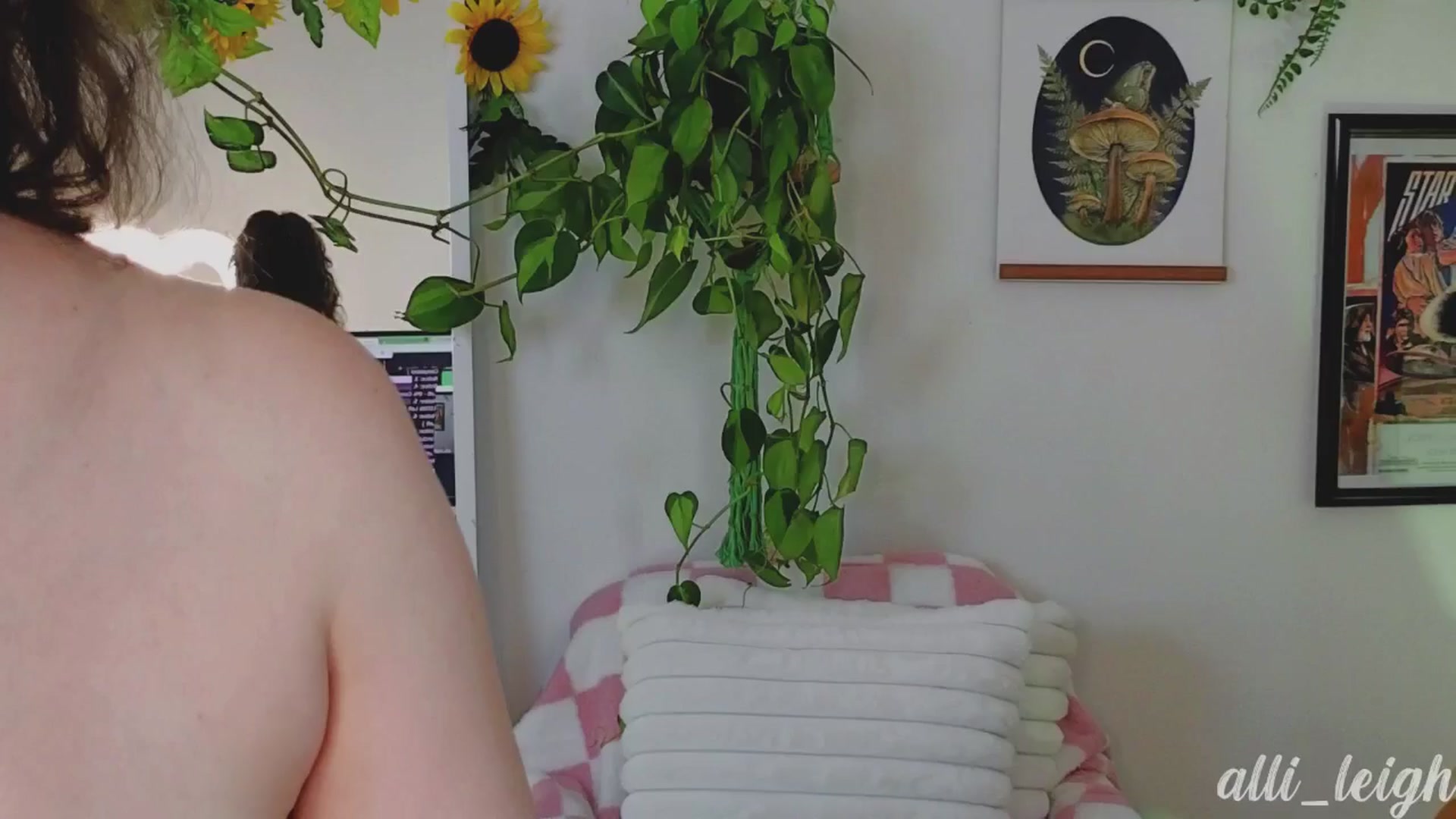 Gallery image thumbnail from alli_leigh's myfreecams stream on, 08/09/2024, 01:52 image 17 of 20