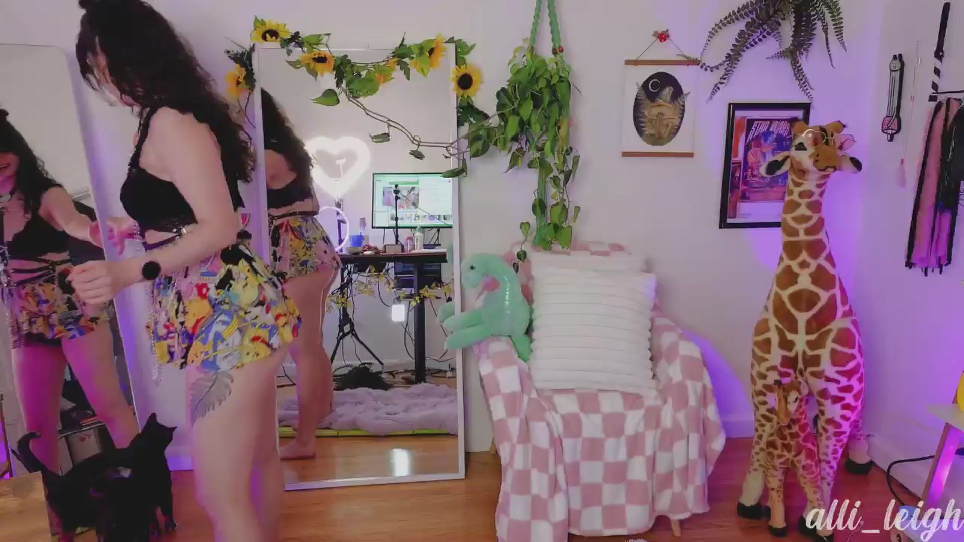 Gallery image thumbnail from alli_leigh's myfreecams stream on, 08/11/2024, 24:35 image 8 of 20