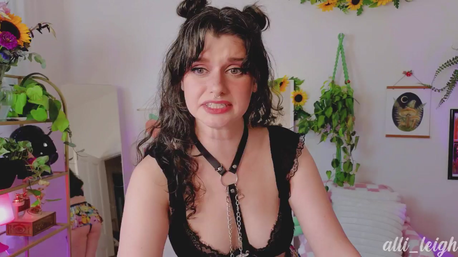 Gallery image thumbnail from alli_leigh's myfreecams stream on, 08/11/2024, 01:23 image 4 of 20