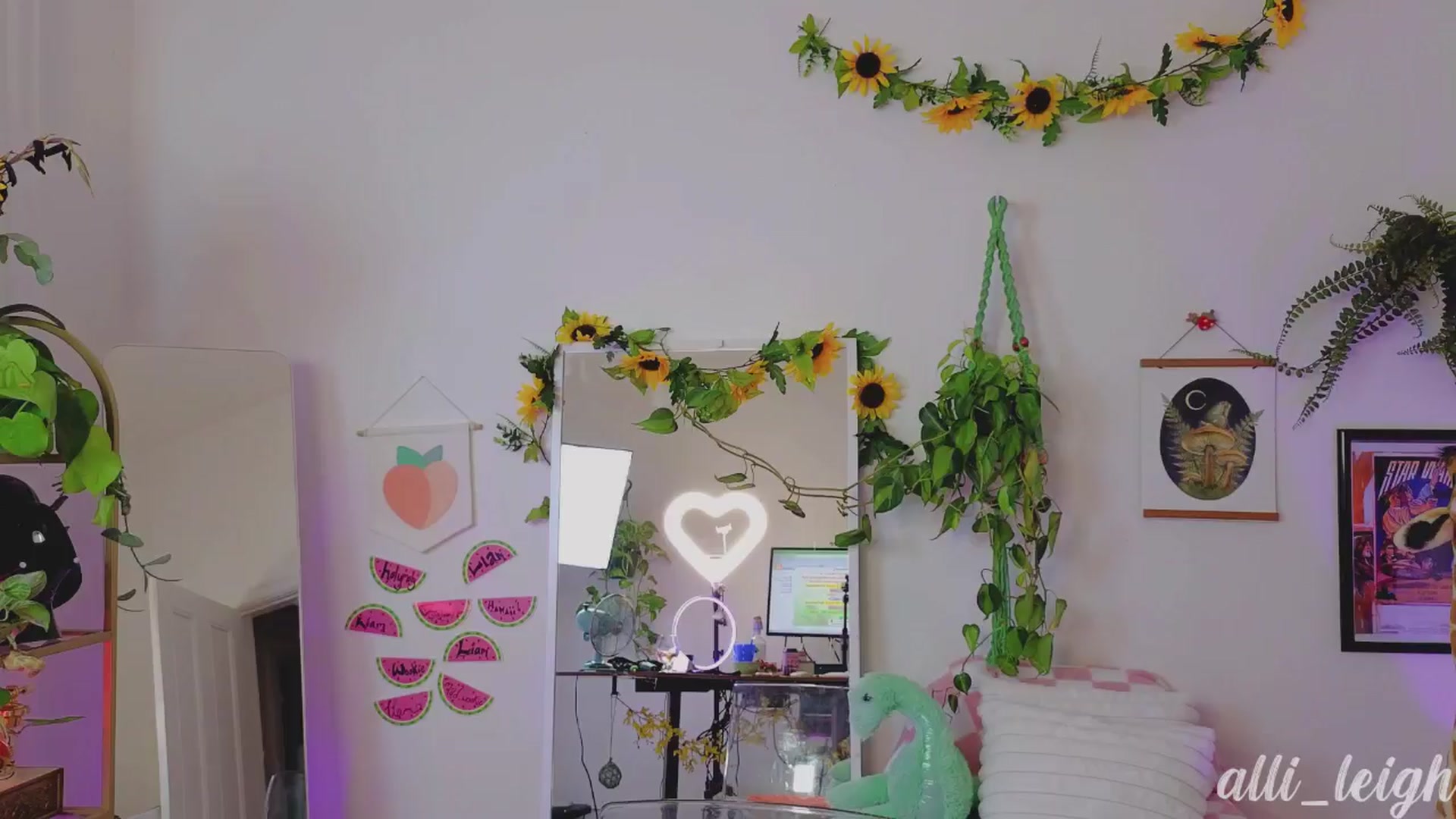 Gallery image thumbnail from alli_leigh's myfreecams stream on, 08/11/2024, 01:23 image 20 of 20