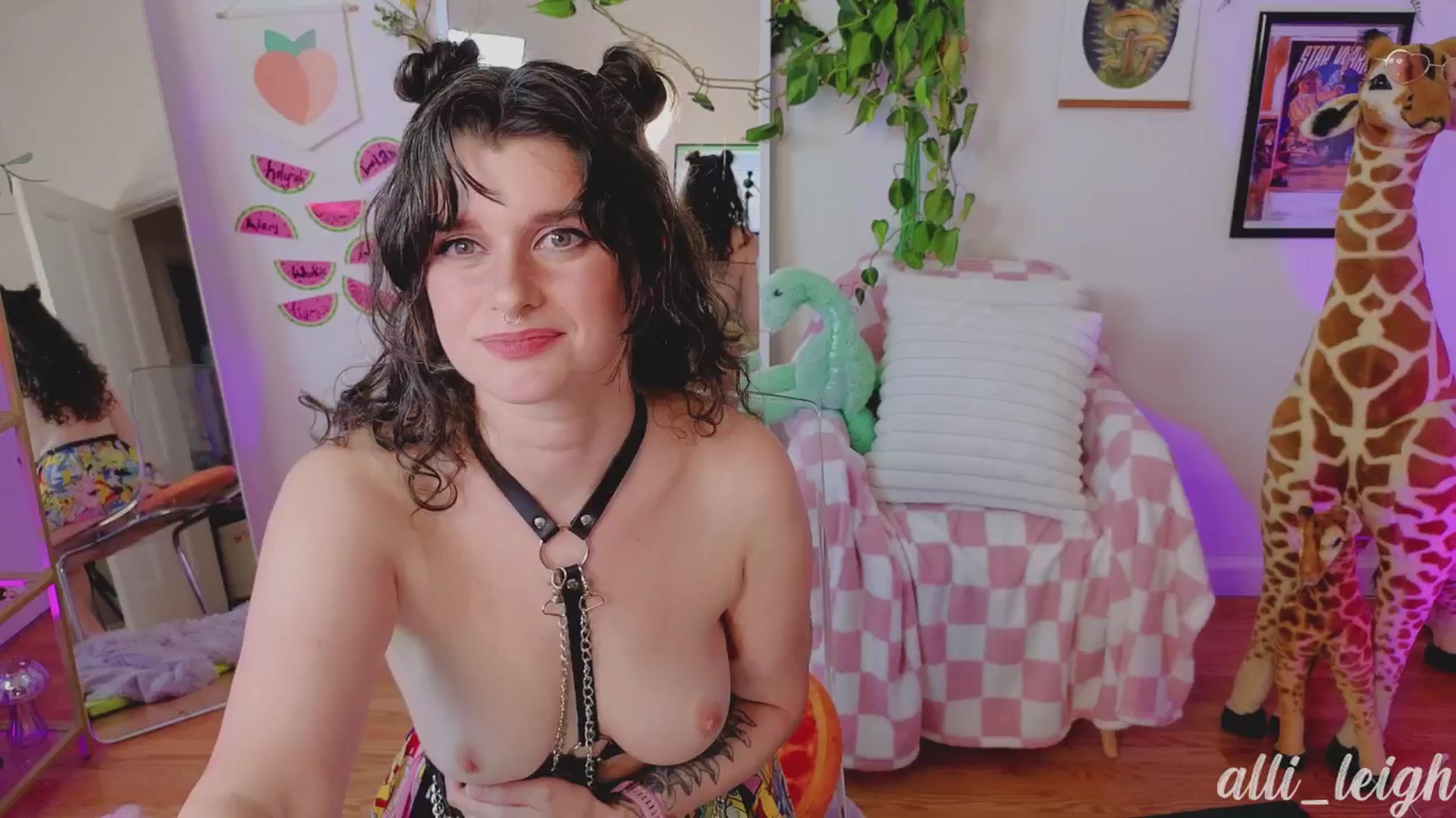 Gallery image thumbnail from alli_leigh's myfreecams stream on, 08/11/2024, 01:23 image 14 of 20