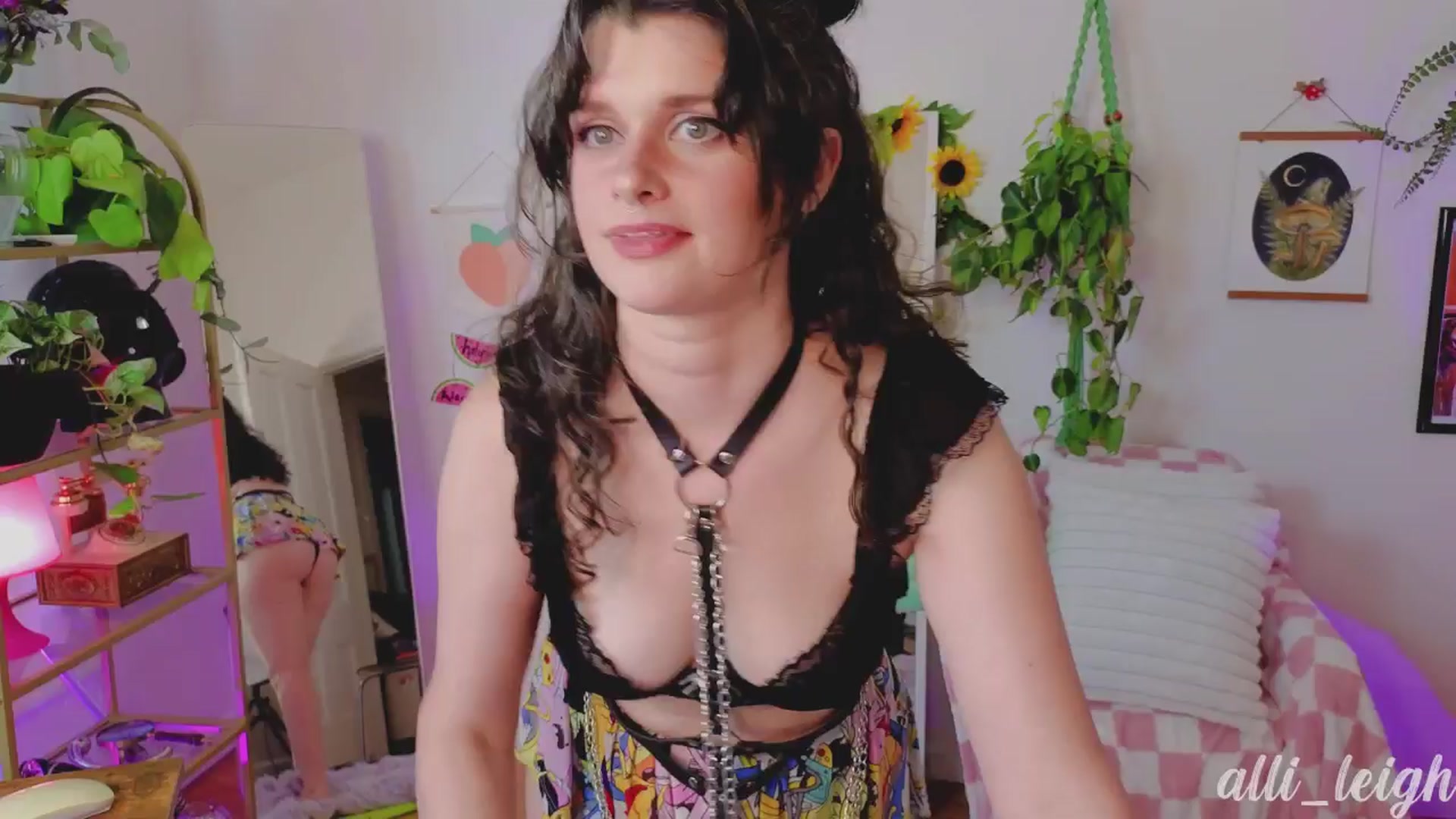 Gallery image thumbnail from alli_leigh's myfreecams stream on, 08/11/2024, 01:23 image 6 of 20