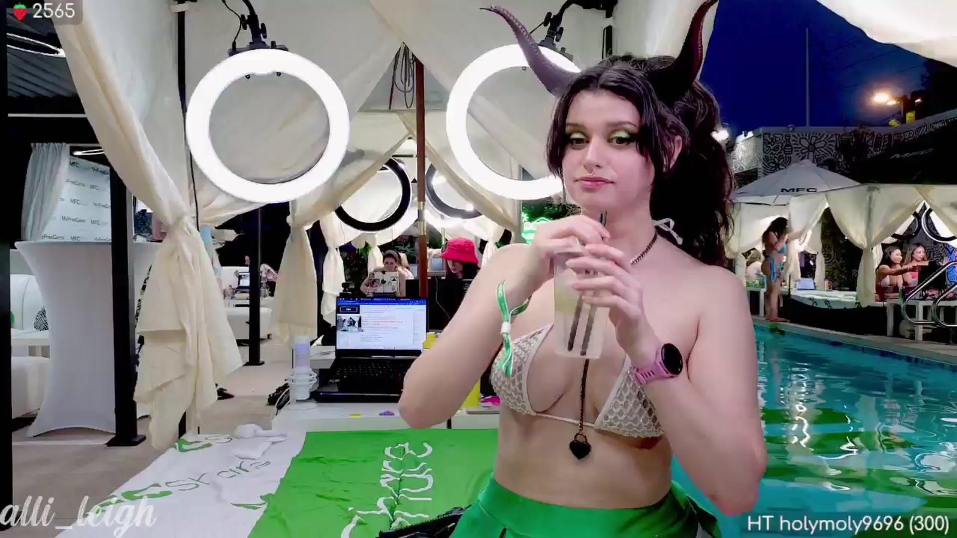 Gallery image thumbnail from alli_leigh's myfreecams stream on, 09/24/2024, 02:04 image 17 of 20