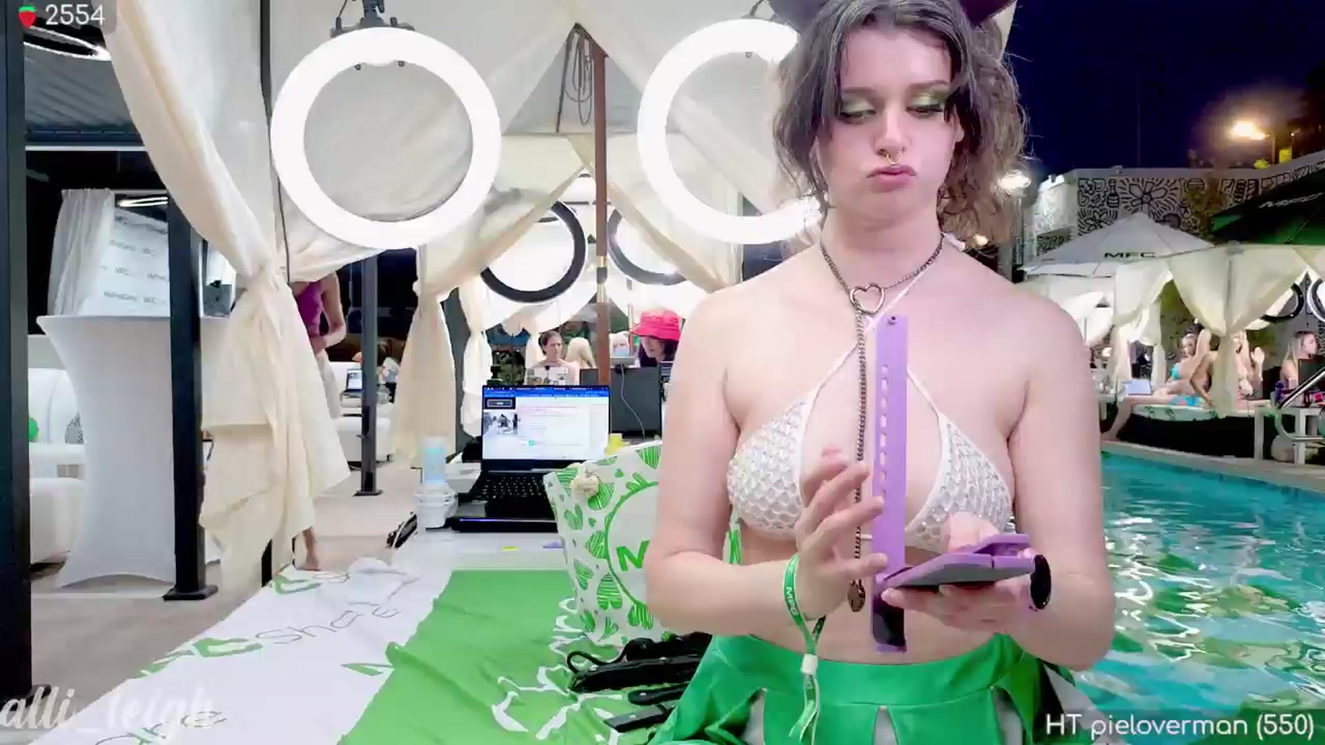 Gallery image thumbnail from alli_leigh's myfreecams stream on, 09/24/2024, 02:04 image 19 of 20