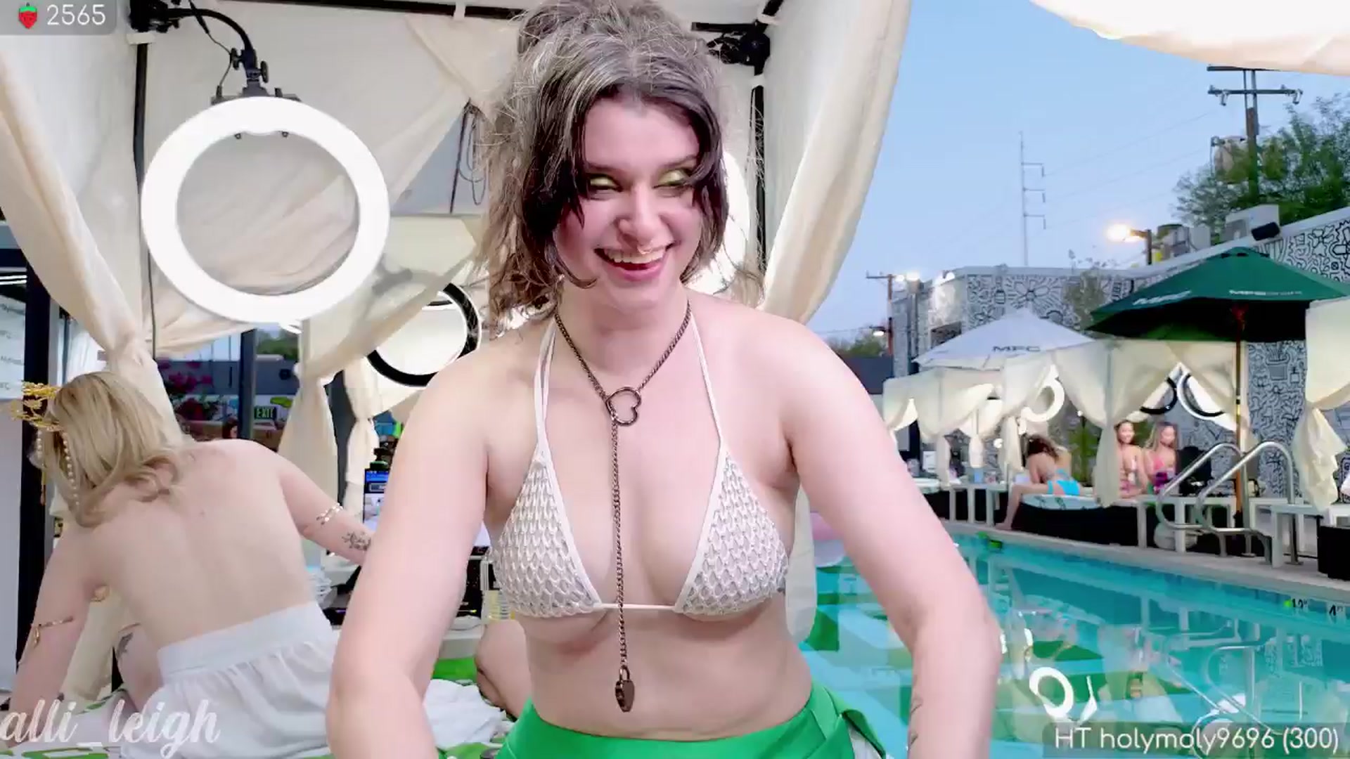 Gallery image thumbnail from alli_leigh's myfreecams stream on, 09/24/2024, 02:04 image 13 of 20