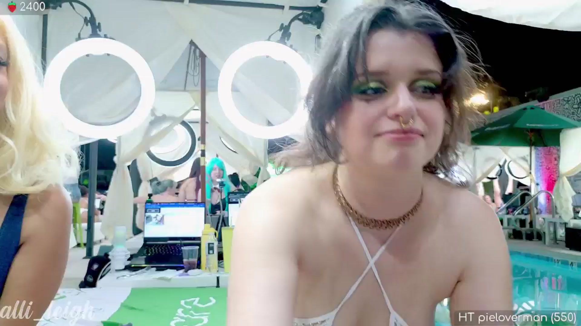 Gallery image thumbnail from alli_leigh's myfreecams stream on, 09/24/2024, 03:51 image 14 of 20