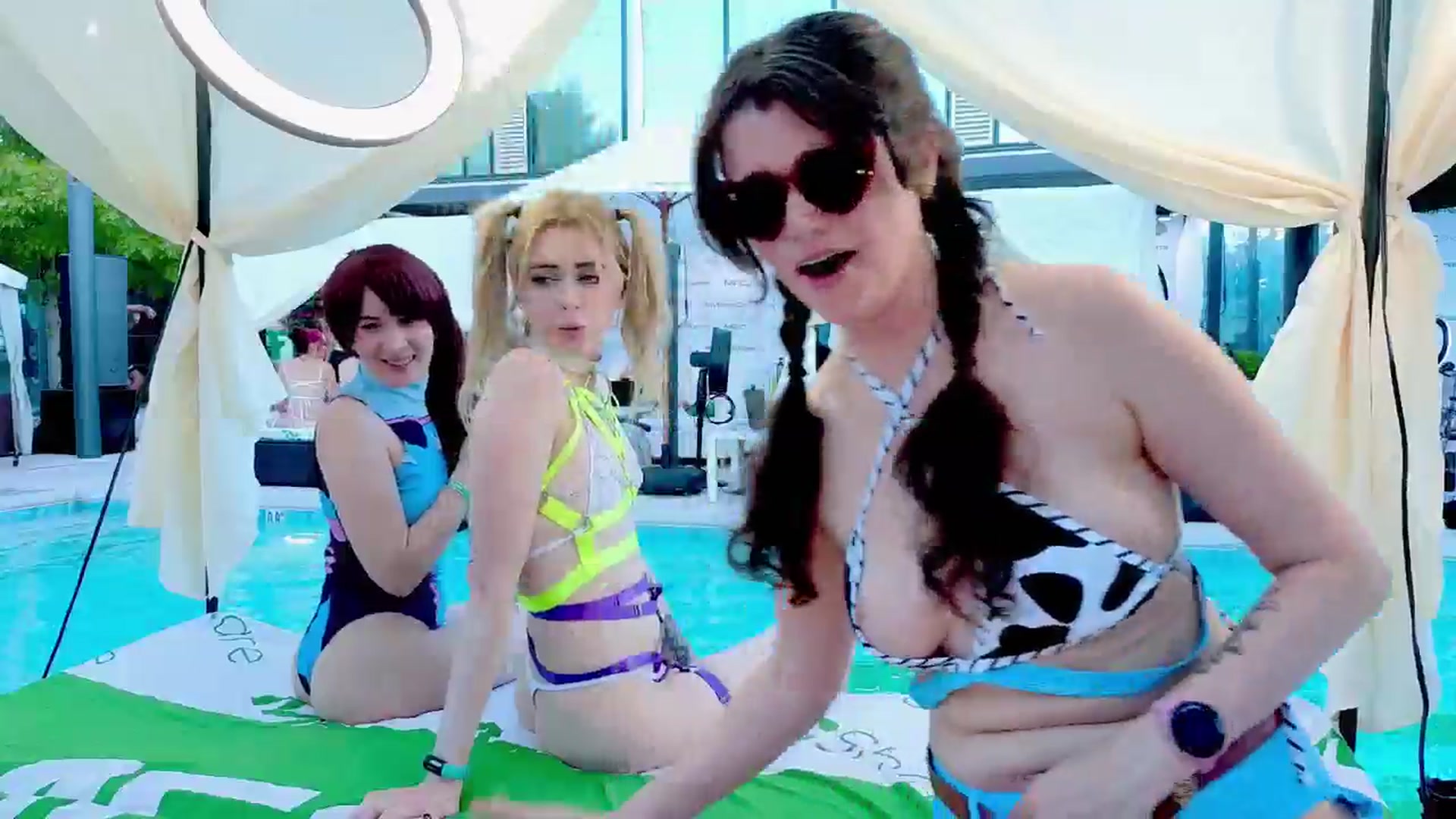 Gallery image thumbnail from alli_leigh's myfreecams stream on, 09/25/2024, 24:59 image 13 of 20