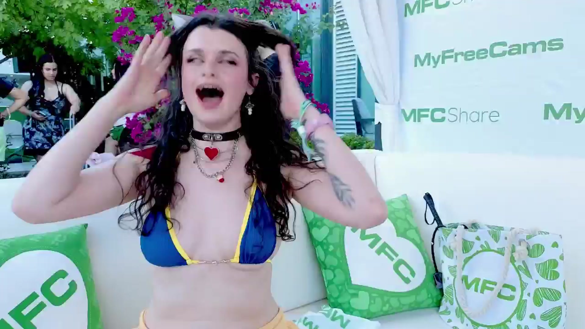 Gallery image thumbnail from alli_leigh's myfreecams stream on, 09/26/2024, 01:53 image 1 of 20