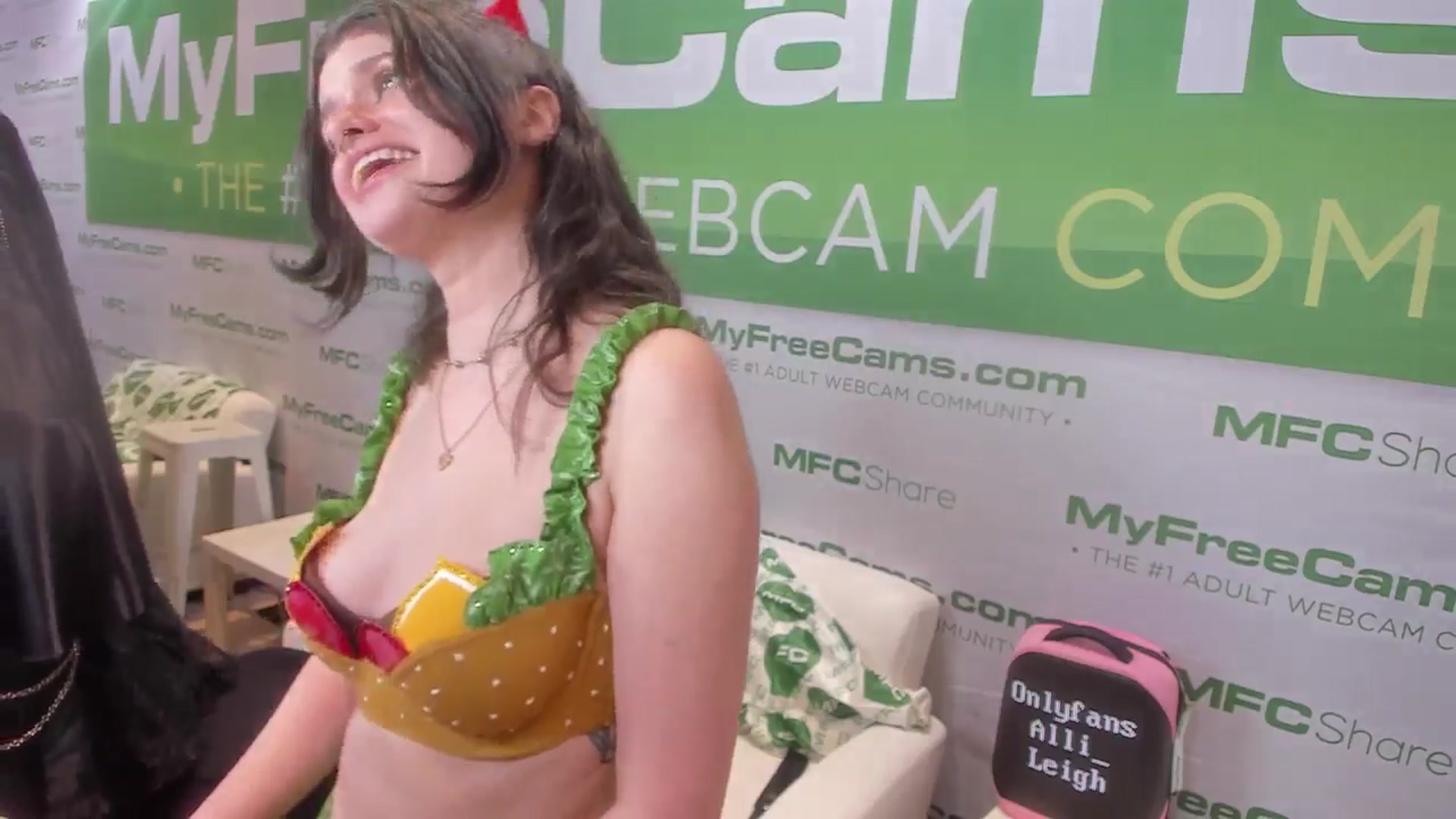 Gallery image thumbnail from alli_leigh's myfreecams stream on, 01/24/2025, 02:15 image 15 of 20