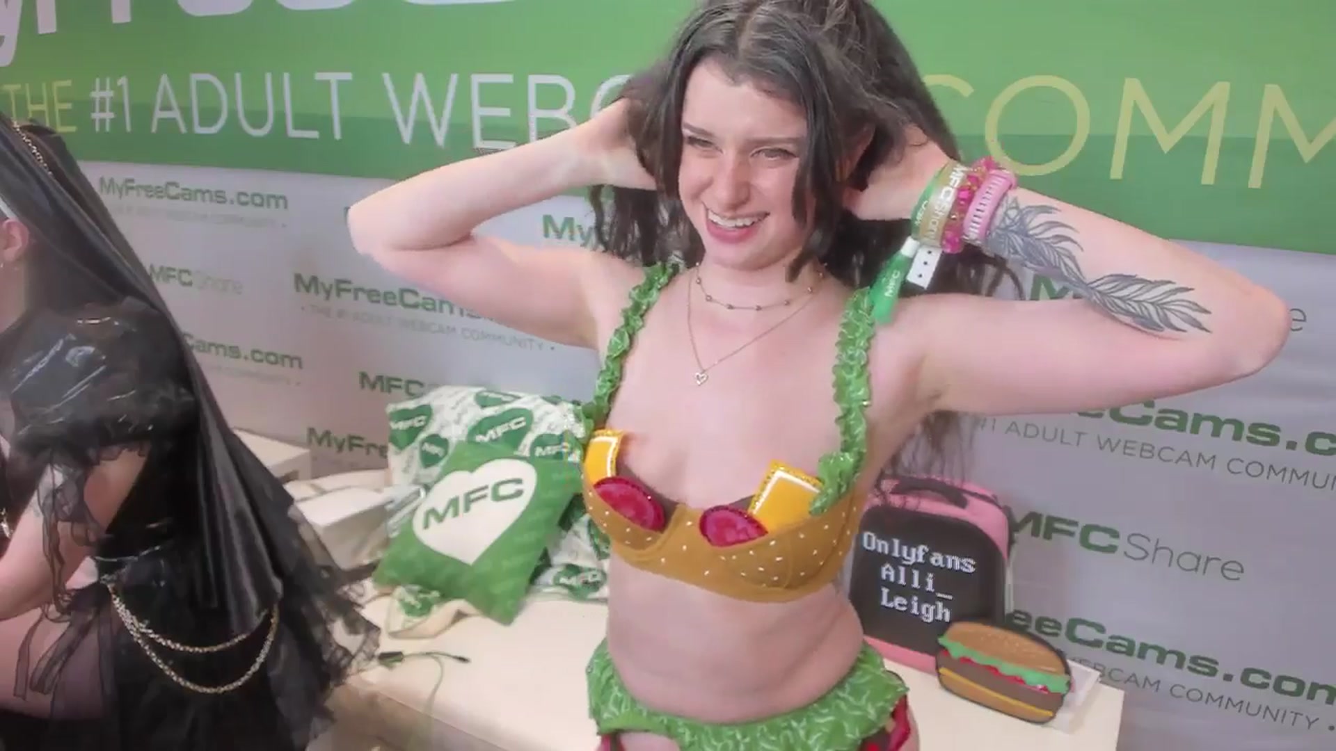 Gallery image thumbnail from alli_leigh's myfreecams stream on, 01/24/2025, 02:15 image 20 of 20