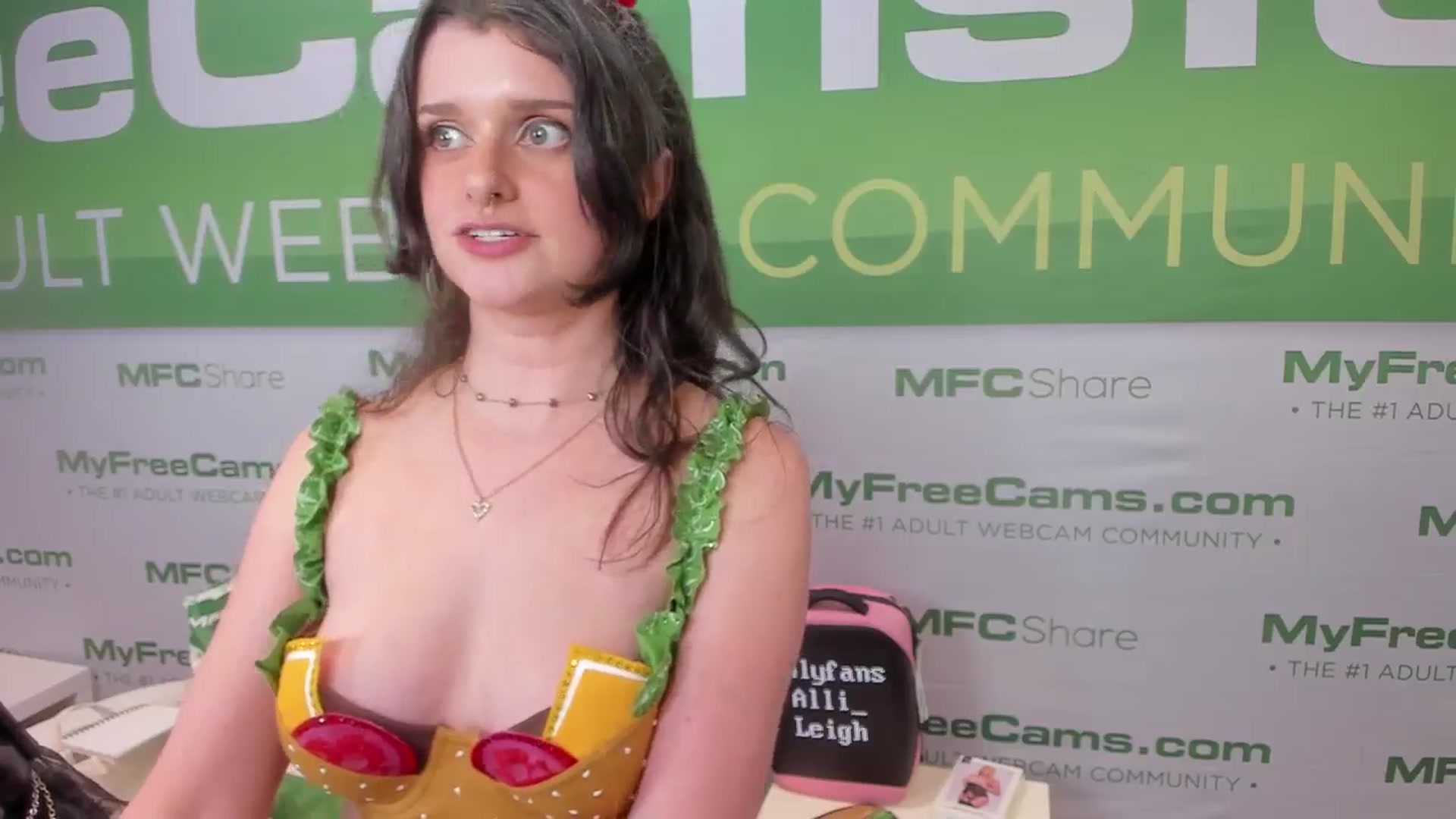 Gallery image thumbnail from alli_leigh's myfreecams stream on, 01/24/2025, 02:15 image 17 of 20