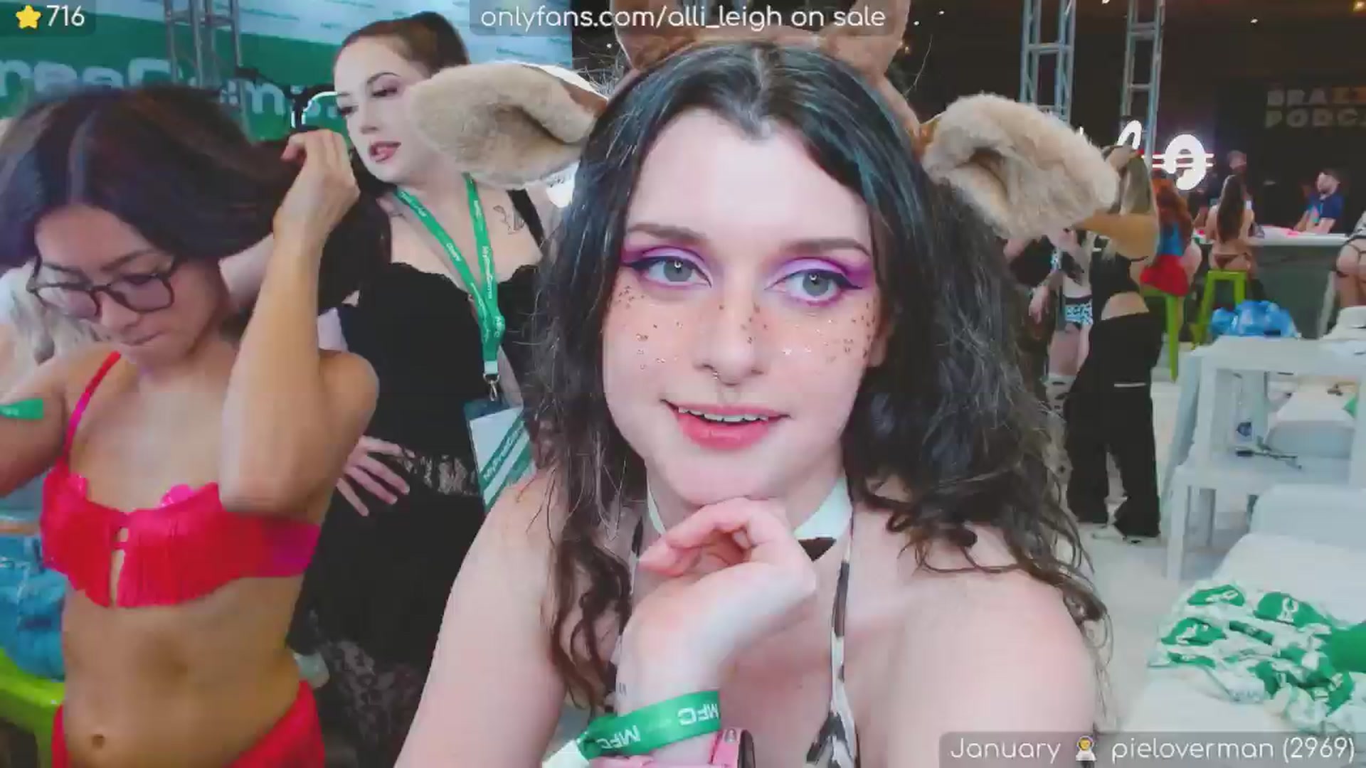 Gallery image thumbnail from alli_leigh's myfreecams stream on, 01/25/2025, 02:05 image 14 of 20