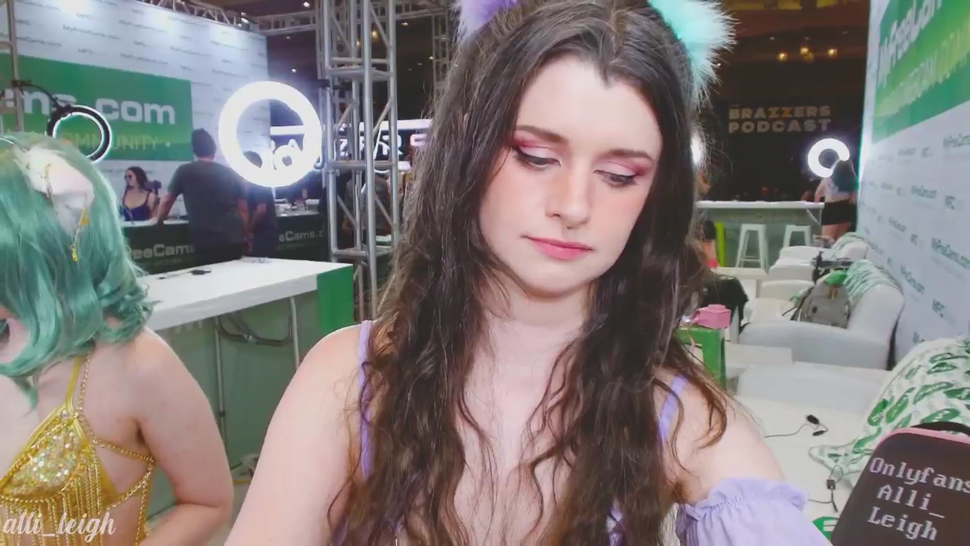 Gallery image thumbnail from alli_leigh's myfreecams stream on, 01/25/2025, 23:56 image 3 of 20
