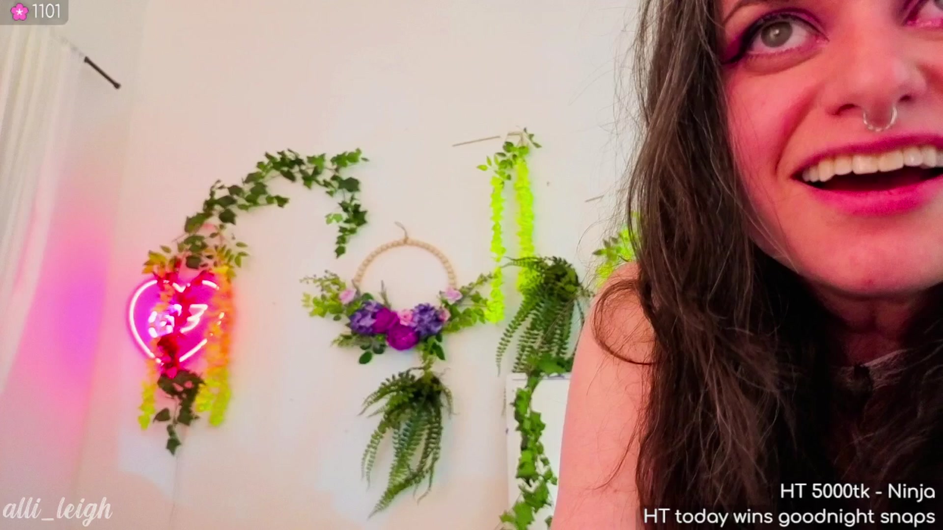 Gallery image thumbnail from alli_leigh's myfreecams stream on, 04/20/2025, 03:12 image 20 of 20