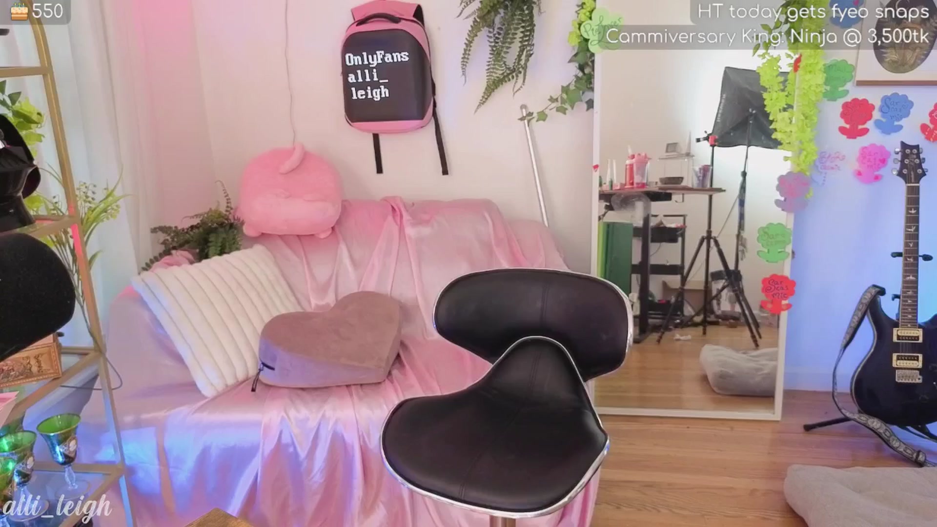 Gallery image thumbnail from alli_leigh's myfreecams stream on, 05/25/2025, 04:01 image 7 of 20