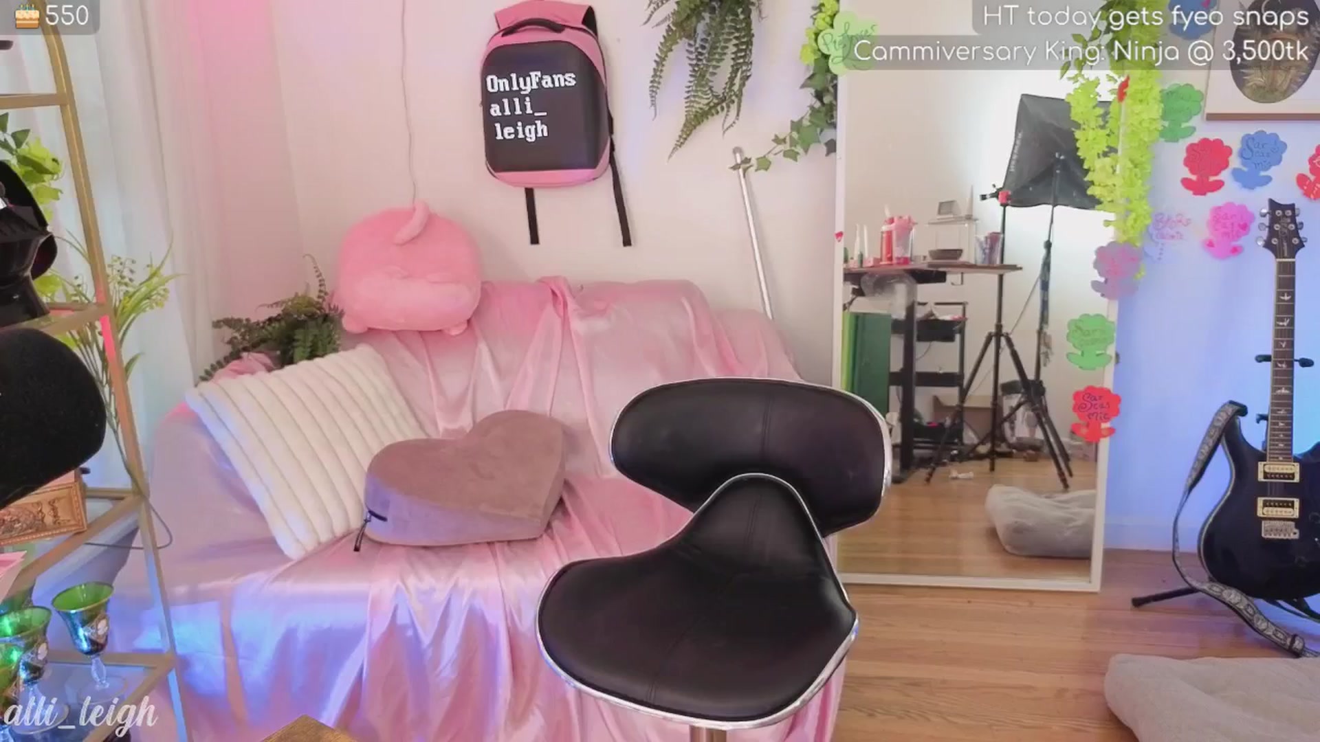 Gallery image thumbnail from alli_leigh's myfreecams stream on, 05/25/2025, 04:10 image 2 of 20