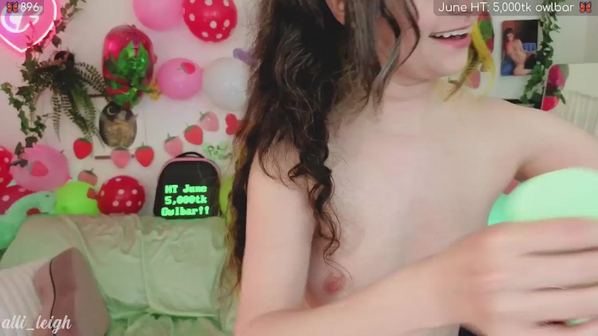 Gallery image thumbnail from alli_leigh's myfreecams stream on, 06/22/2025, 02:42 image 4 of 20