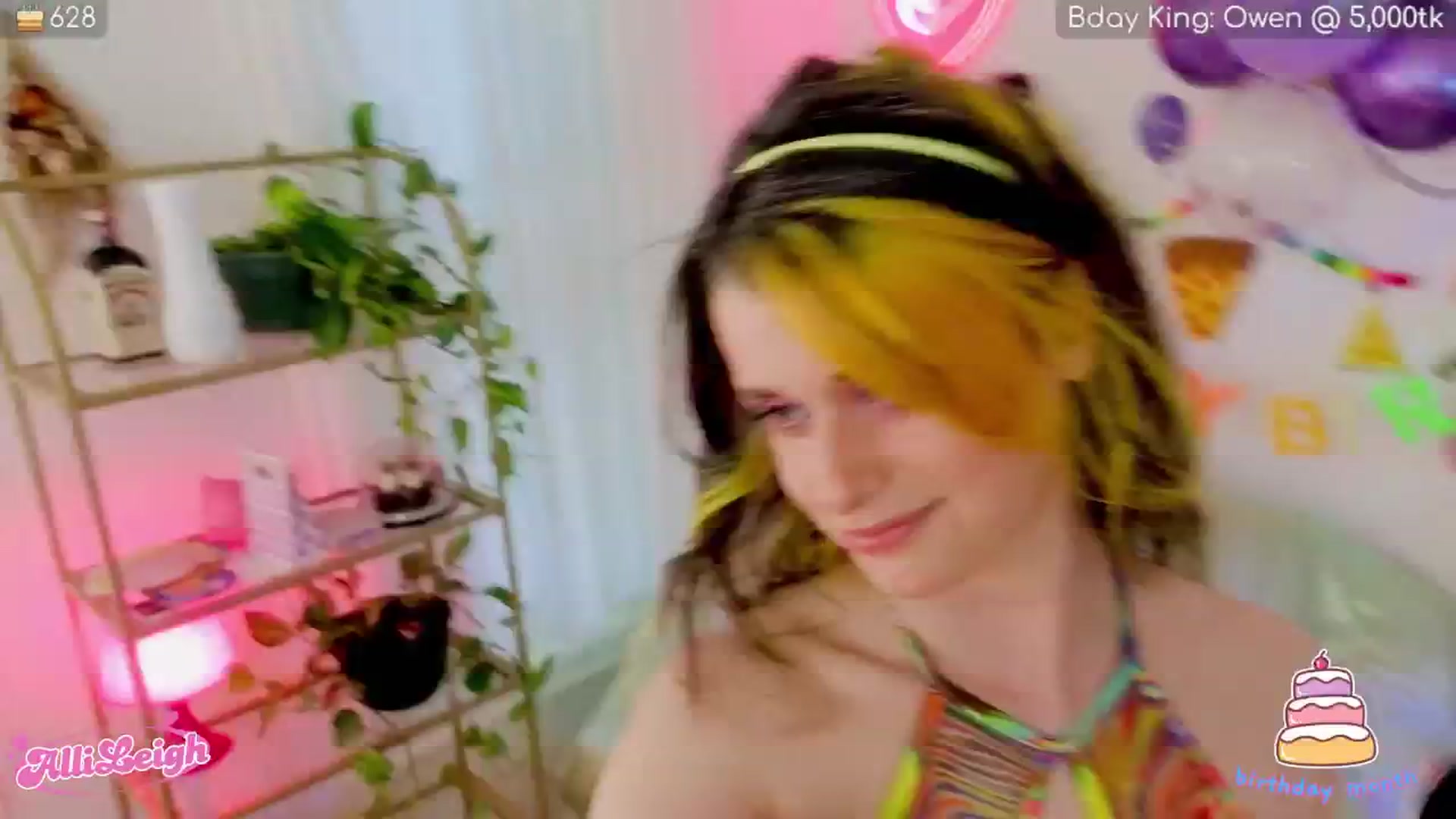 Gallery image thumbnail from alli_leigh's myfreecams stream on, 07/19/2025, 24:21 image 17 of 20