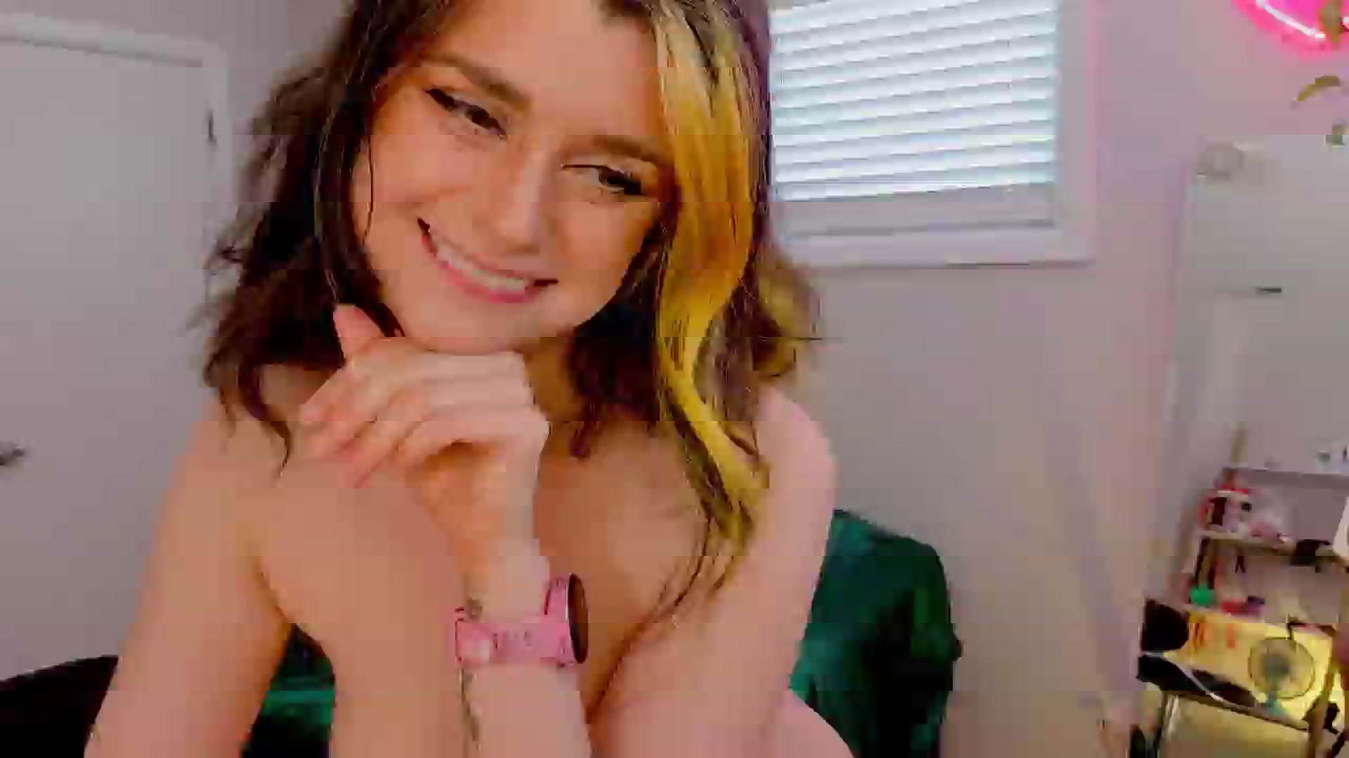 Gallery image thumbnail from alli_leigh's myfreecams stream on, 08/10/2025, 02:37 image 1 of 20