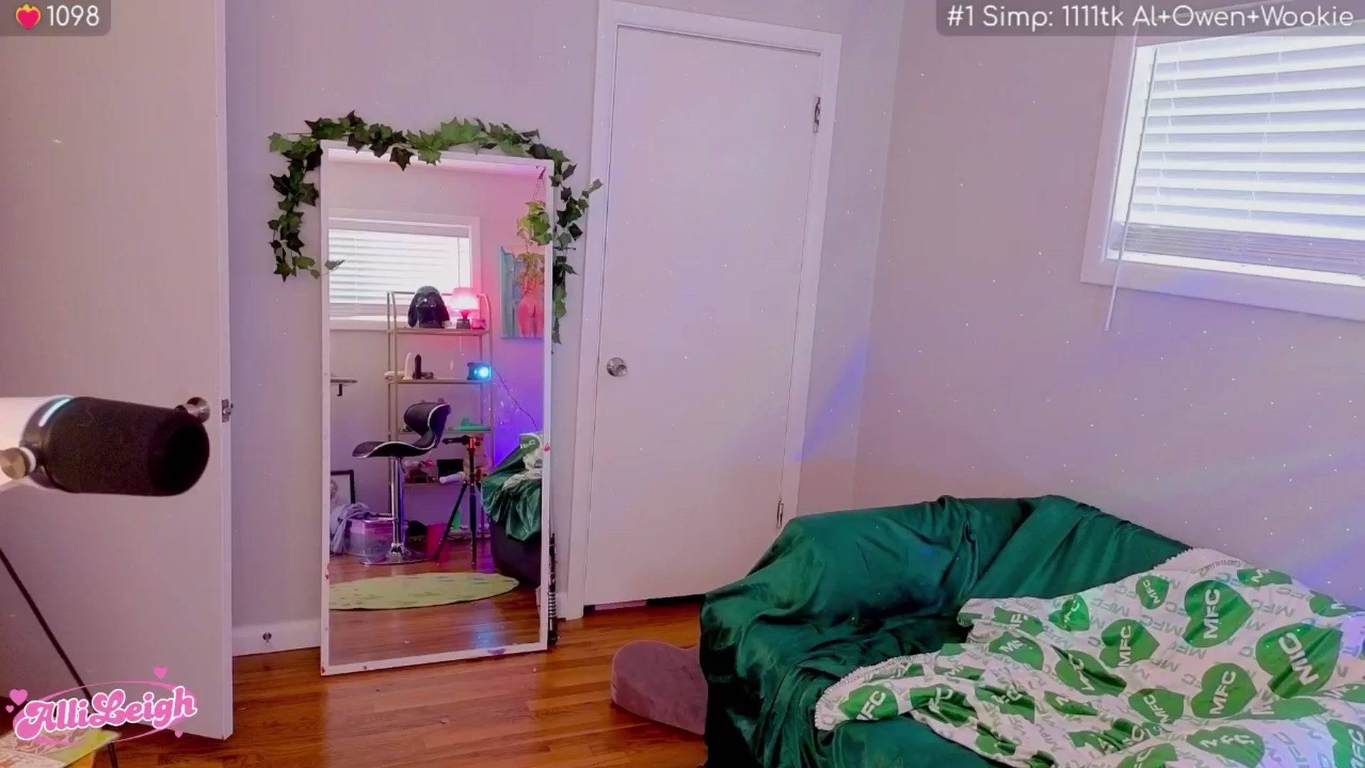 Gallery image thumbnail from alli_leigh's myfreecams stream on, 09/04/2025, 24:01 image 4 of 20